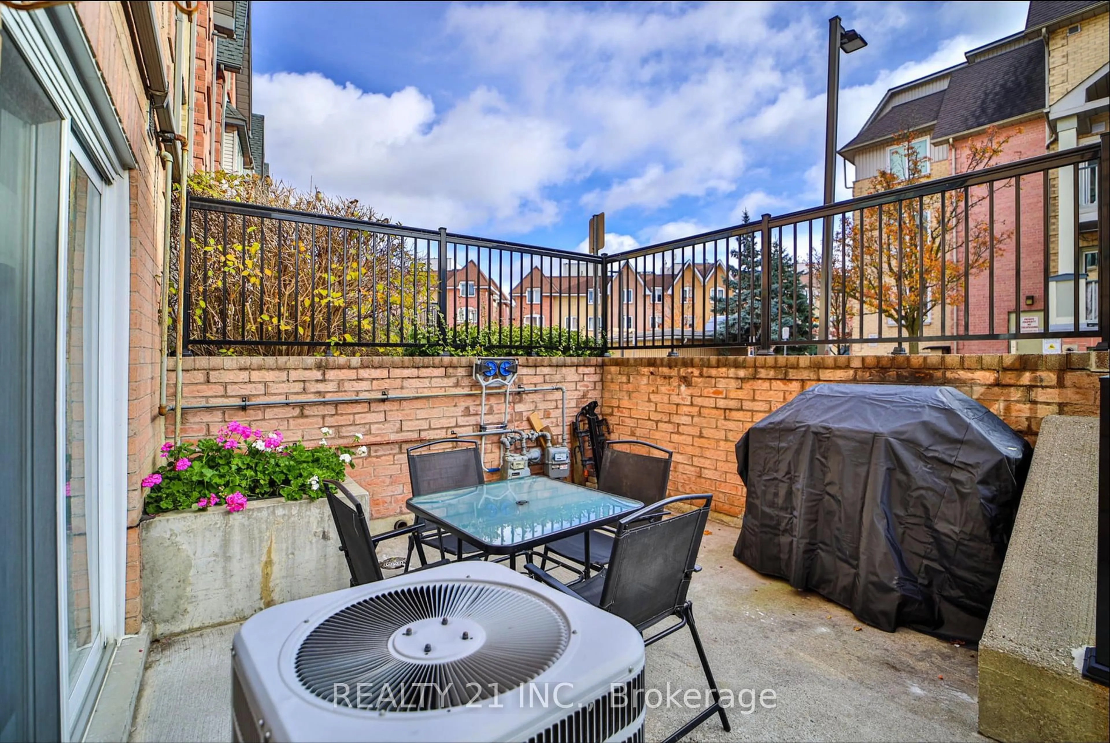 Patio, street for 75 Weldrick Rd #1036, Richmond Hill Ontario L4C 0H9