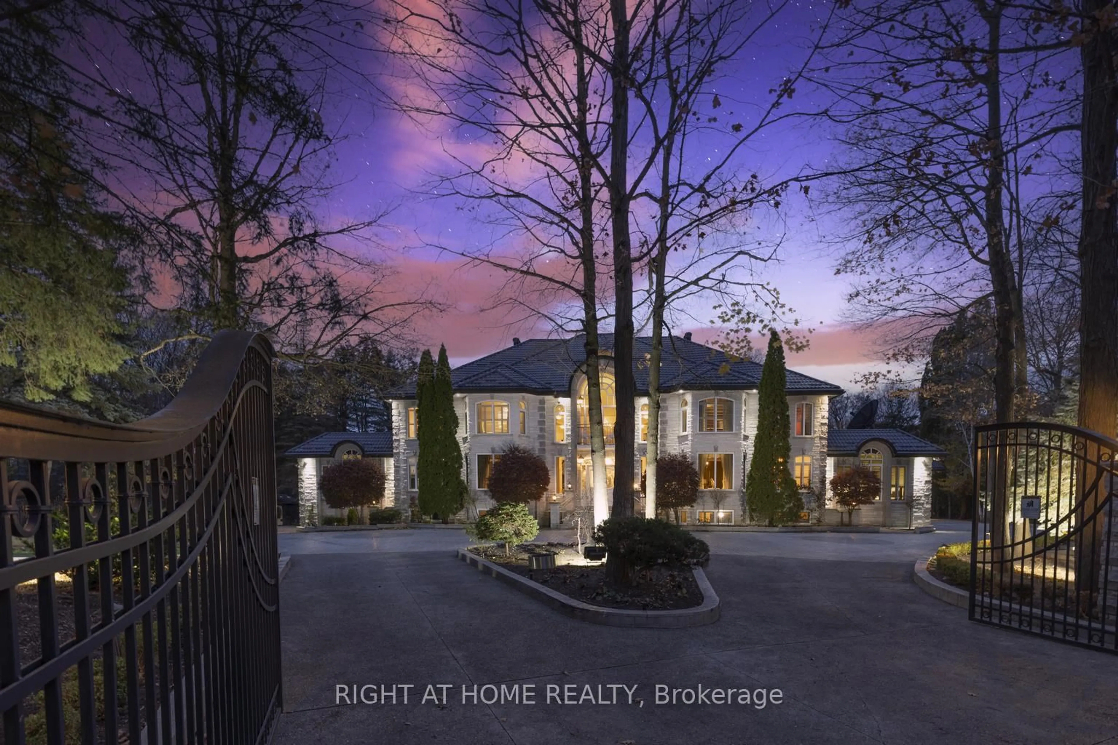 A pic from outside/outdoor area/front of a property/back of a property/a pic from drone, street for 38 Sugarbush Crt, Vaughan Ontario L4L 2Z2