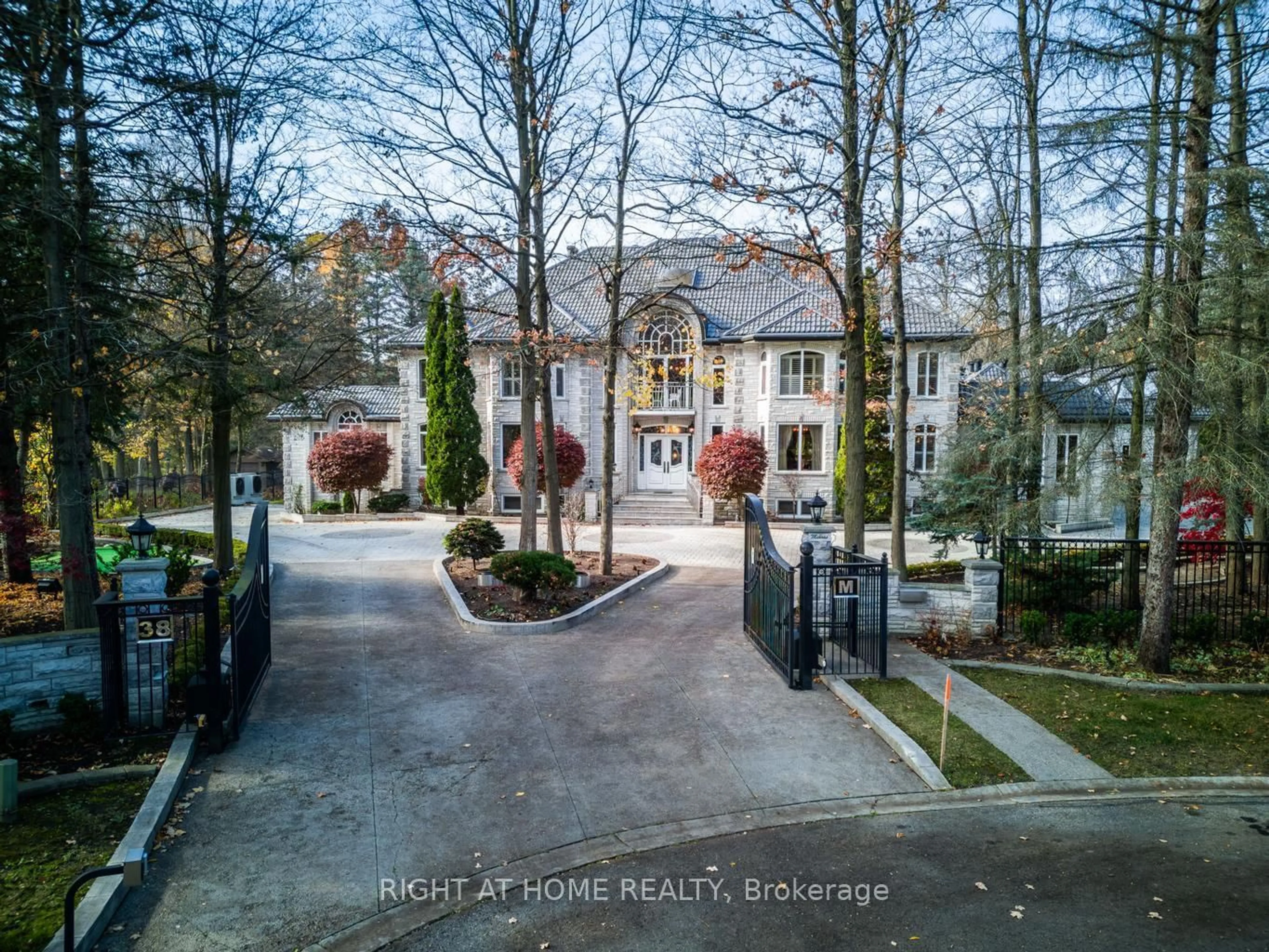 A pic from outside/outdoor area/front of a property/back of a property/a pic from drone, street for 38 Sugarbush Crt, Vaughan Ontario L4L 2Z2