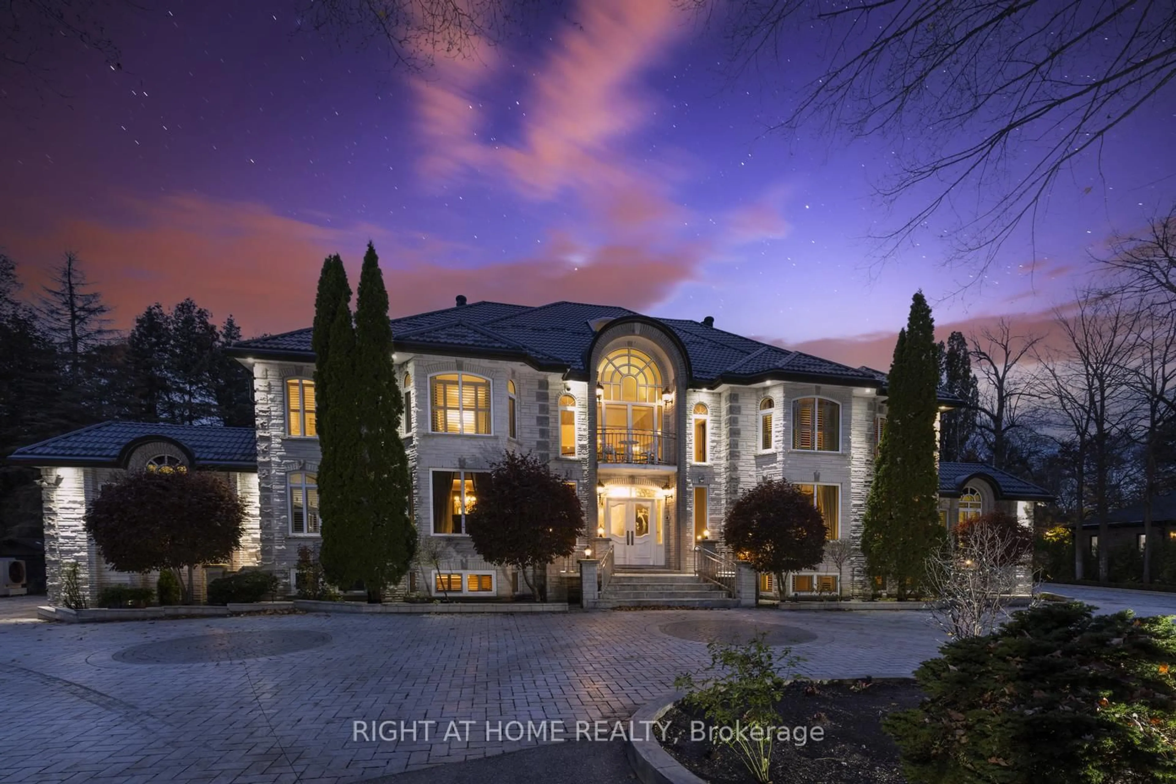 A pic from outside/outdoor area/front of a property/back of a property/a pic from drone, street for 38 Sugarbush Crt, Vaughan Ontario L4L 2Z2