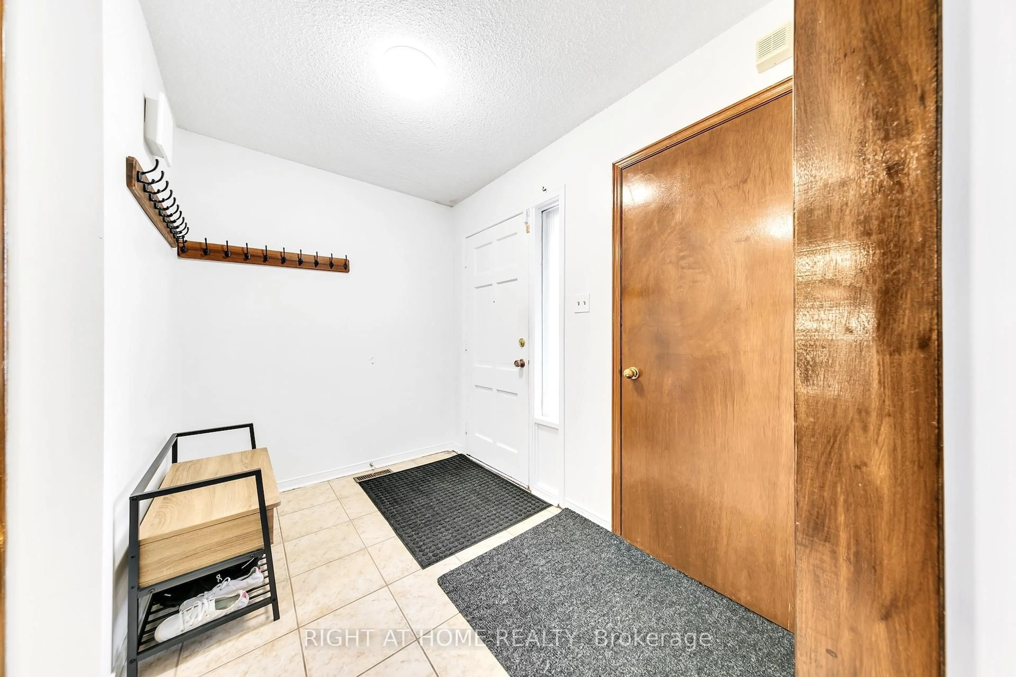 Indoor entryway for 8 Terra Rd, Vaughan Ontario L4L 3J5