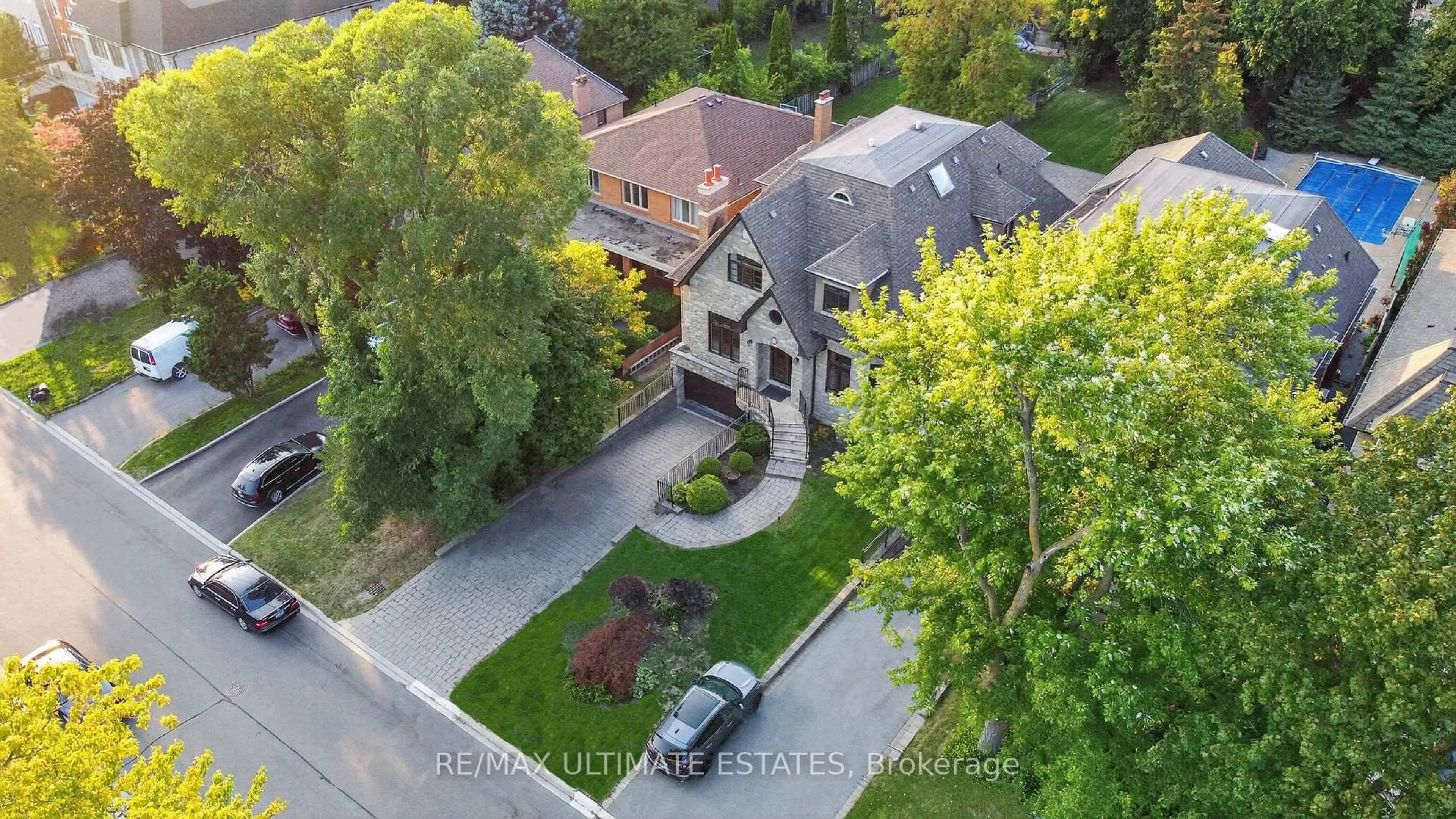 A pic from outside/outdoor area/front of a property/back of a property/a pic from drone, street for 58 Spruce Ave, Richmond Hill Ontario L4C 6W1
