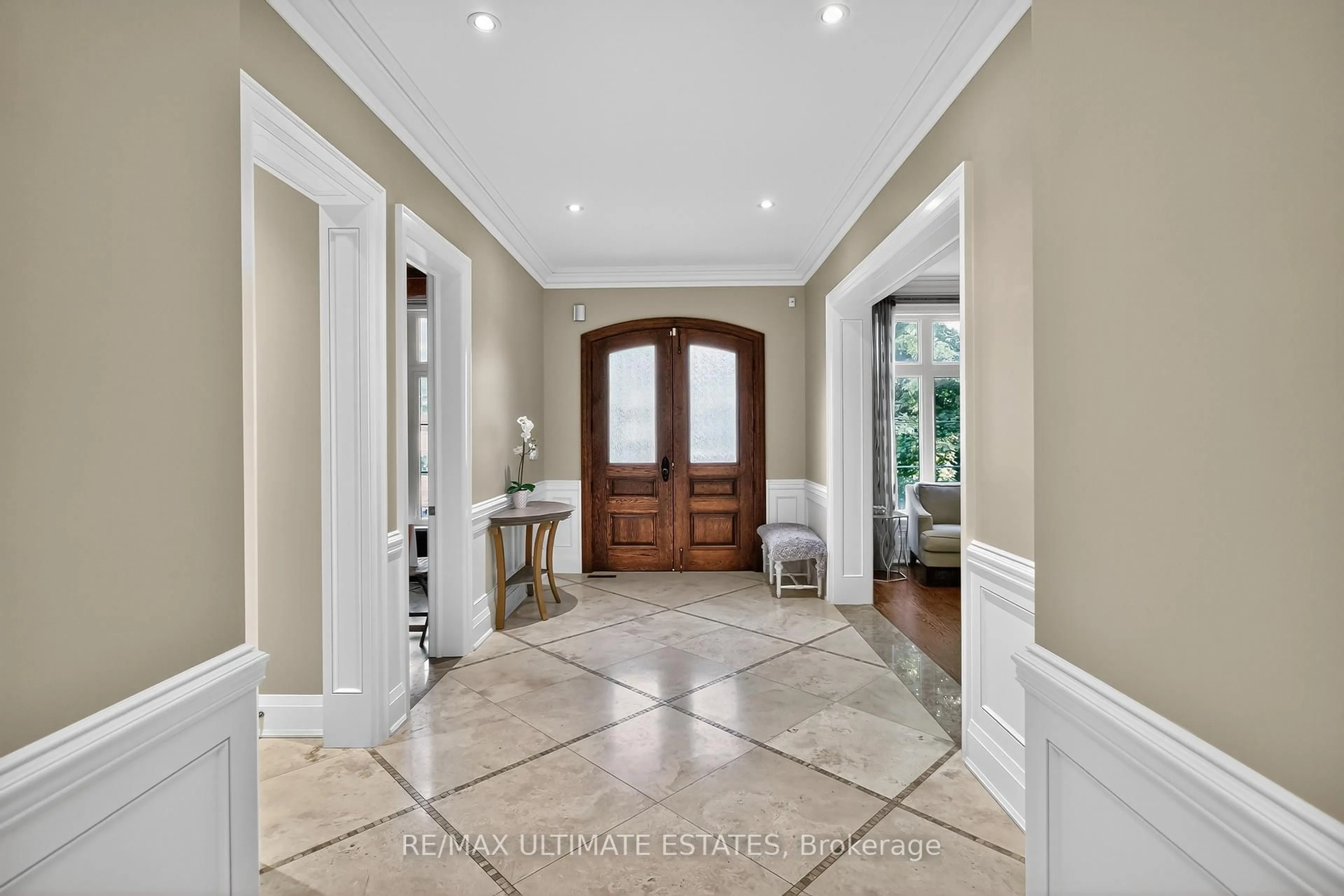Indoor entryway for 58 Spruce Ave, Richmond Hill Ontario L4C 6W1