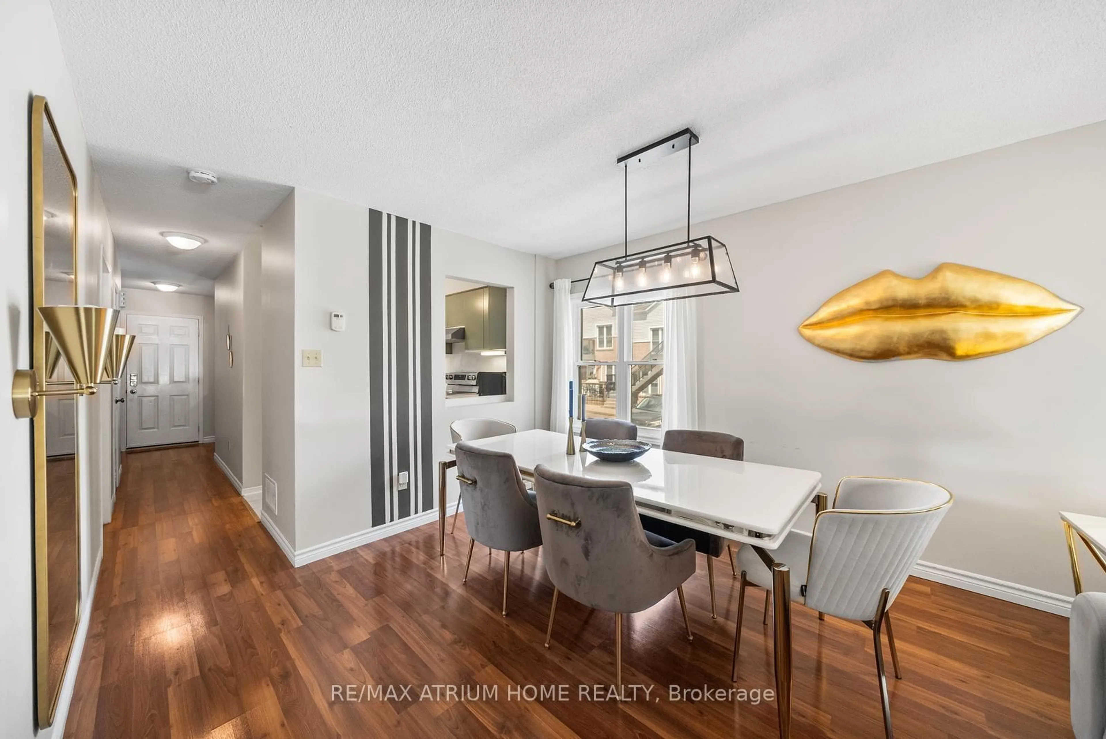 Dining room, wood/laminate floor for 115 Main St #34, Newmarket Ontario L3Y 8J3