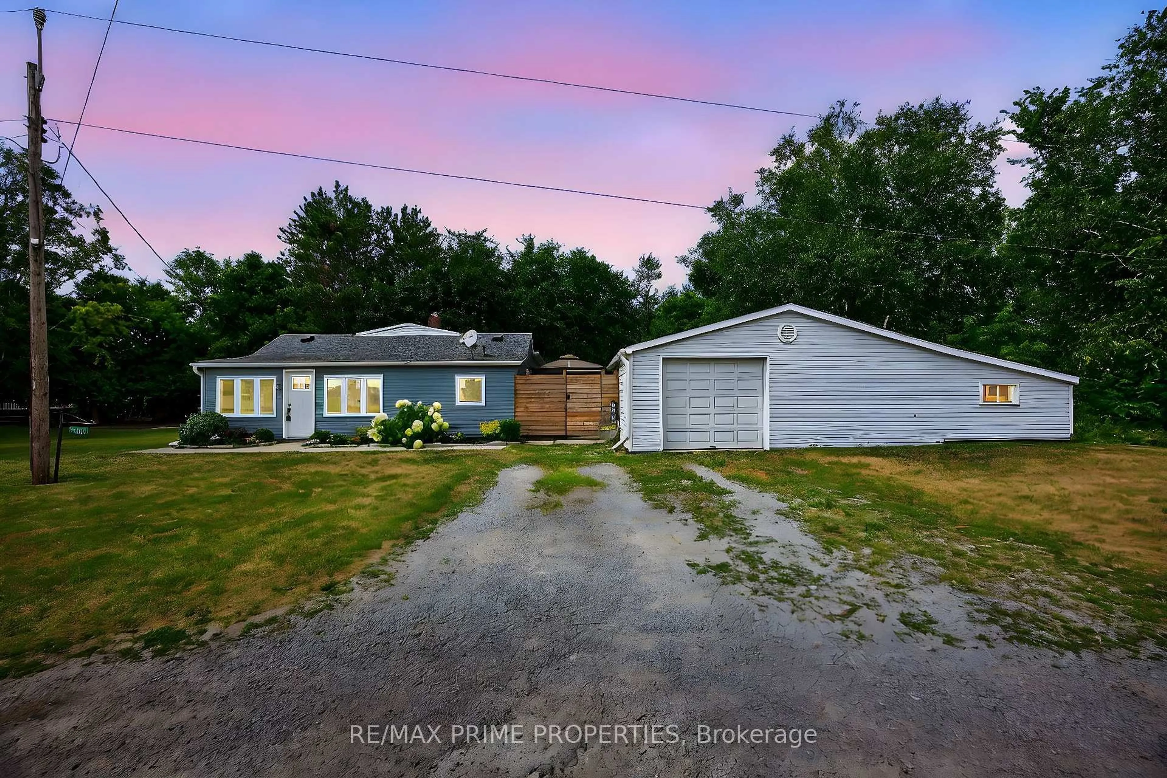 A pic from outside/outdoor area/front of a property/back of a property/a pic from drone, street for 5670 Thomas Dr, Georgina Ontario L0E 1A0