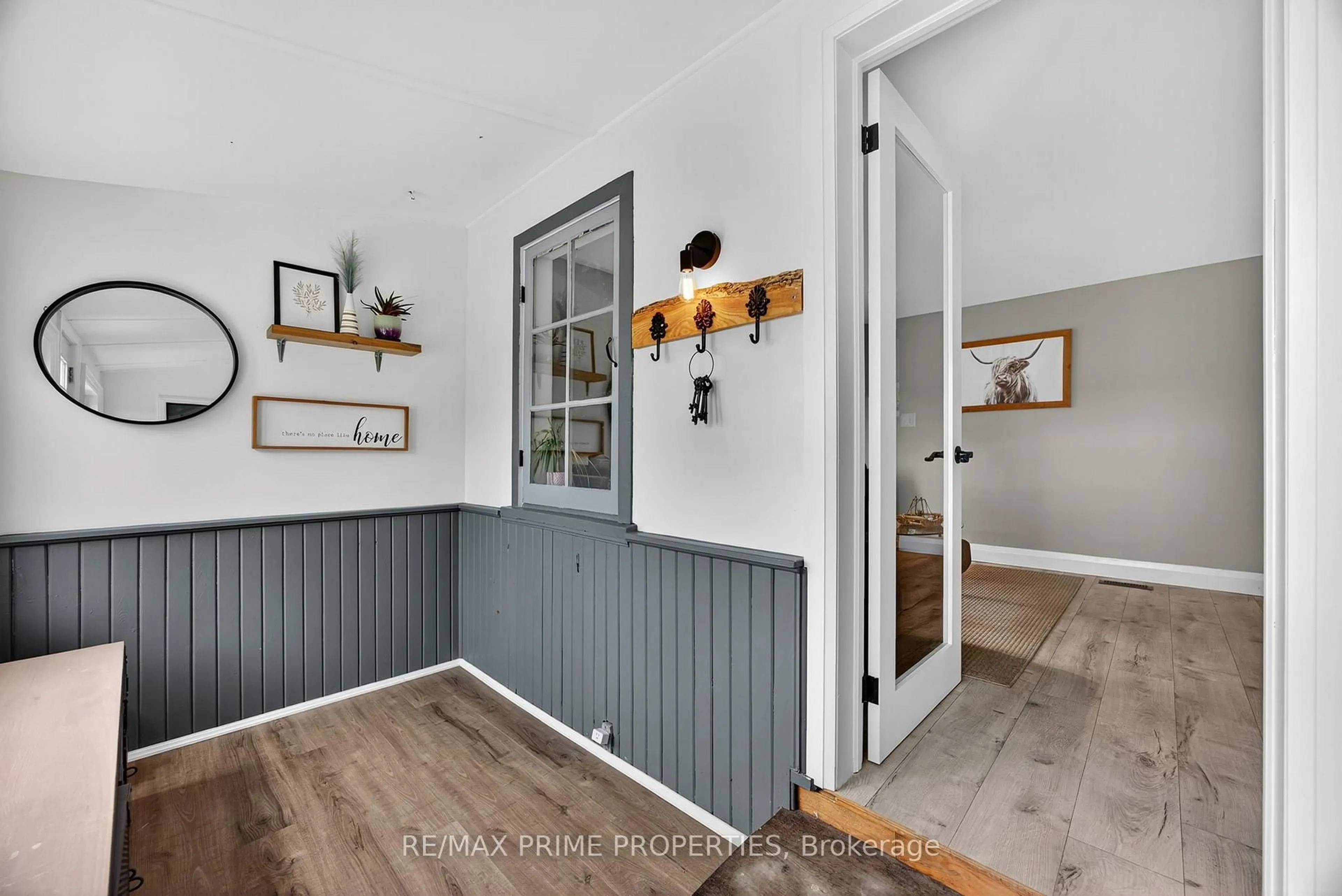 Indoor entryway for 5670 Thomas Dr, Georgina Ontario L0E 1A0