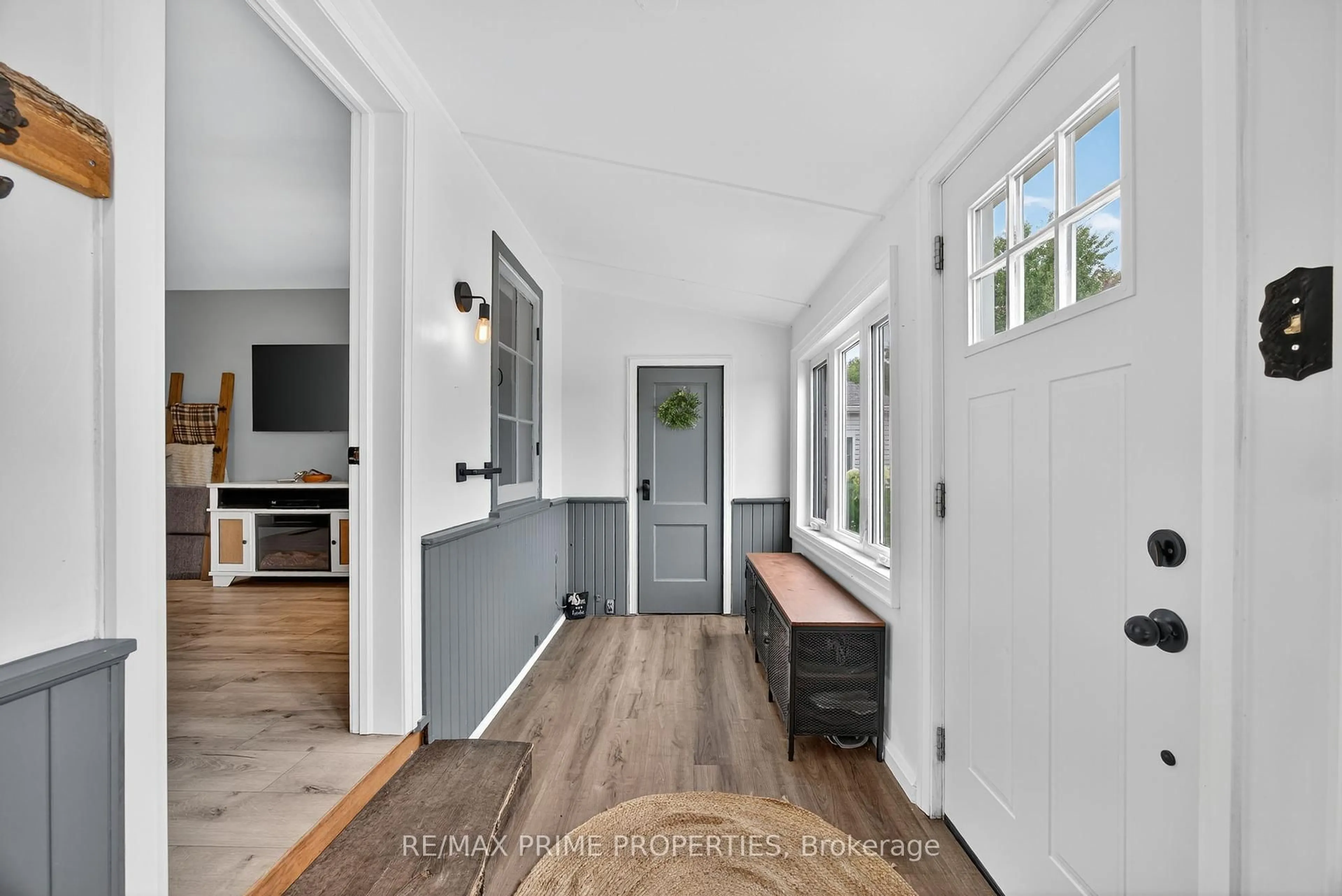 Indoor entryway for 5670 Thomas Dr, Georgina Ontario L0E 1A0