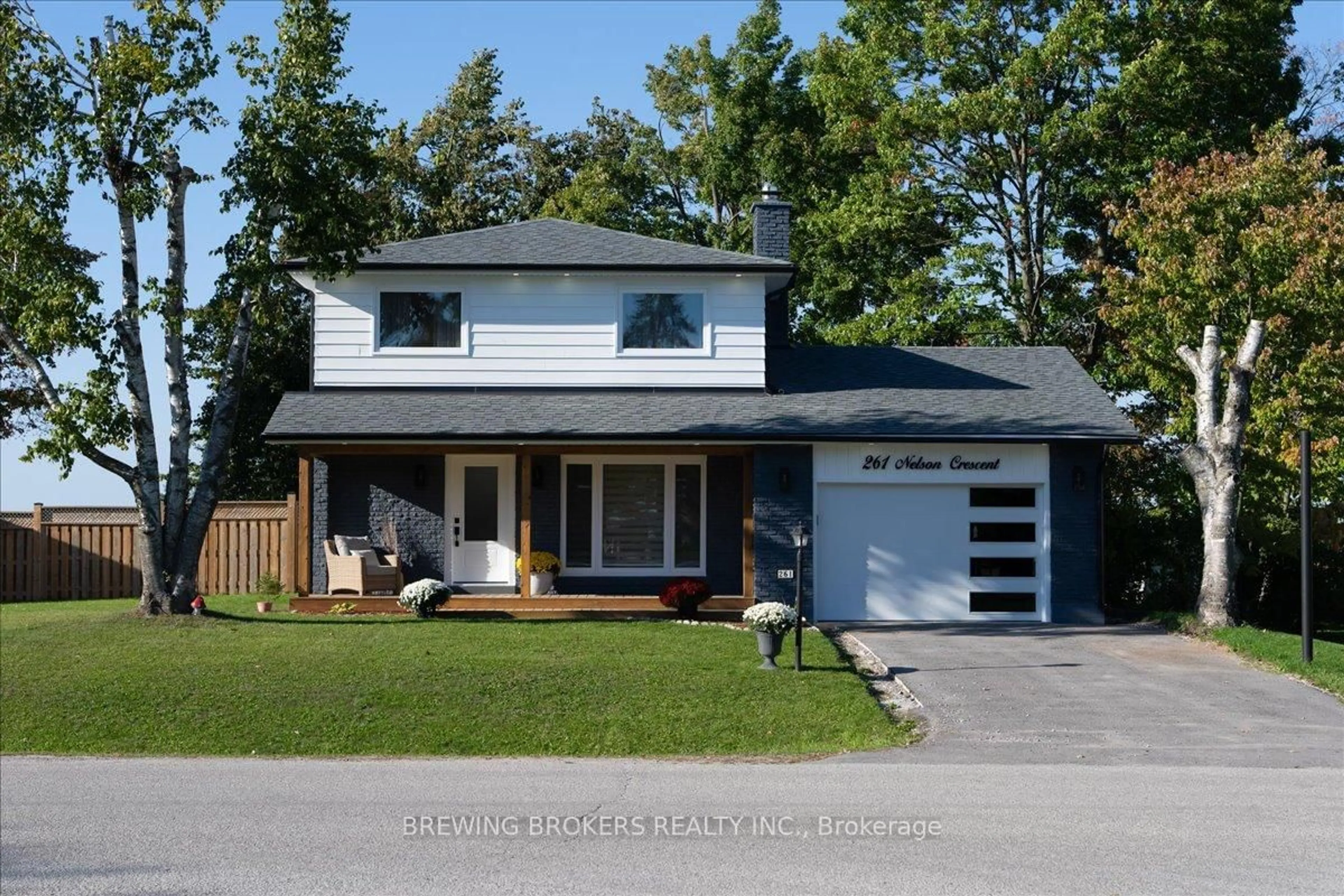 Home with vinyl exterior material, street for 261 Nelson Cres, Innisfil Ontario L9S 1E5
