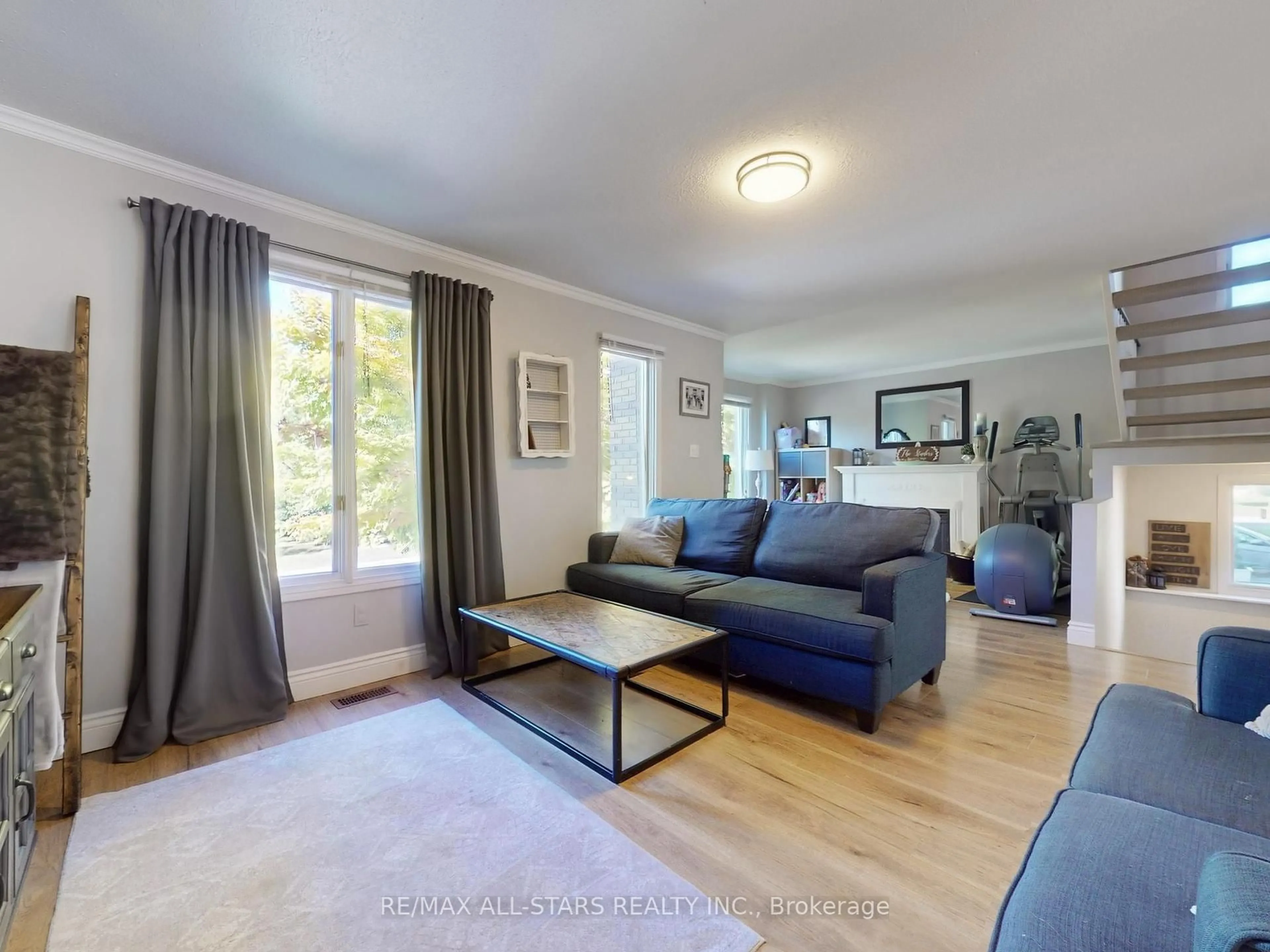 Living room with furniture, unknown for 21 Annamaria Dr, Georgina Ontario L4P 3H8