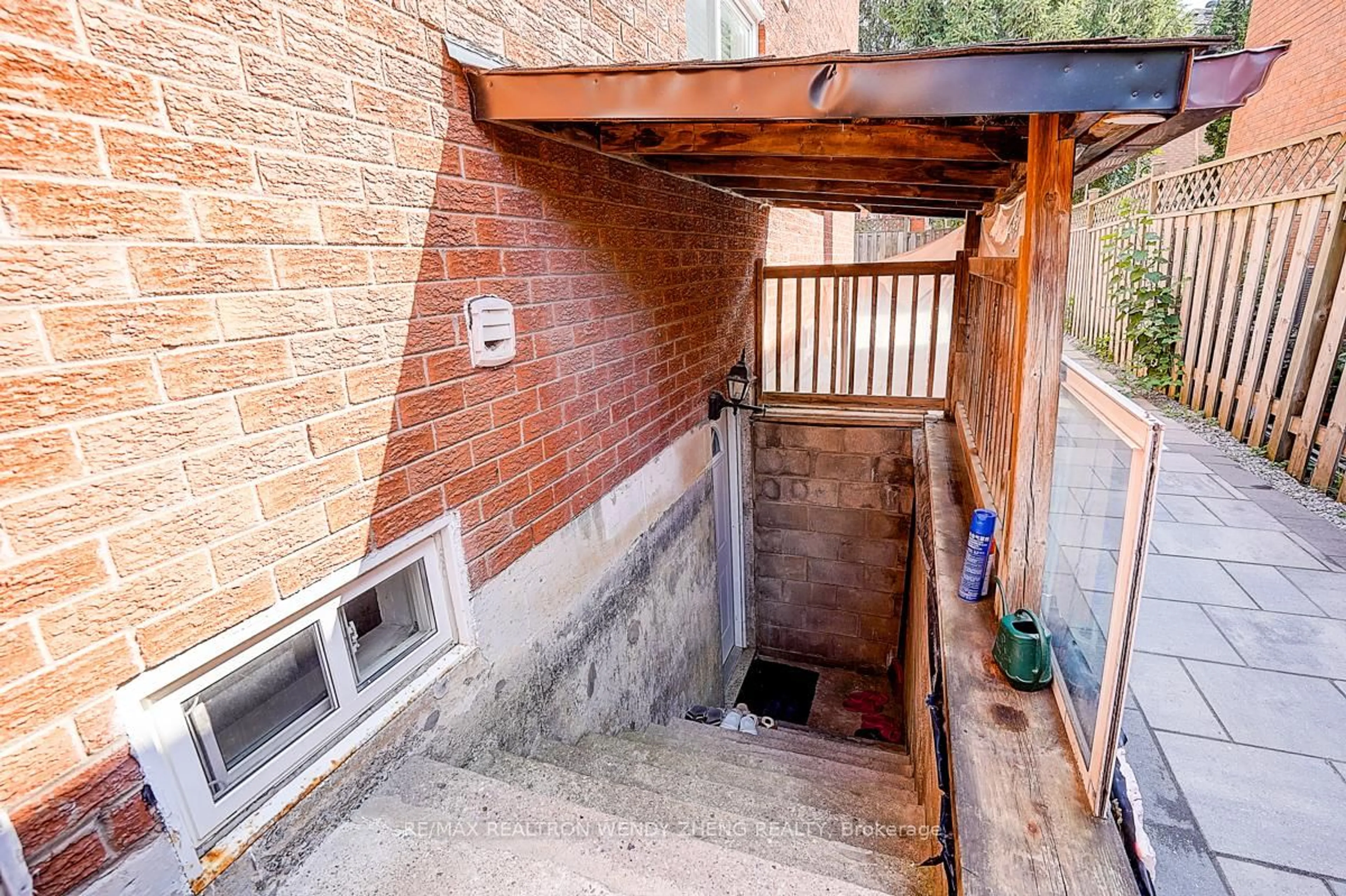 Patio, street for 31 Durant Cres, Markham Ontario L3S 3A3