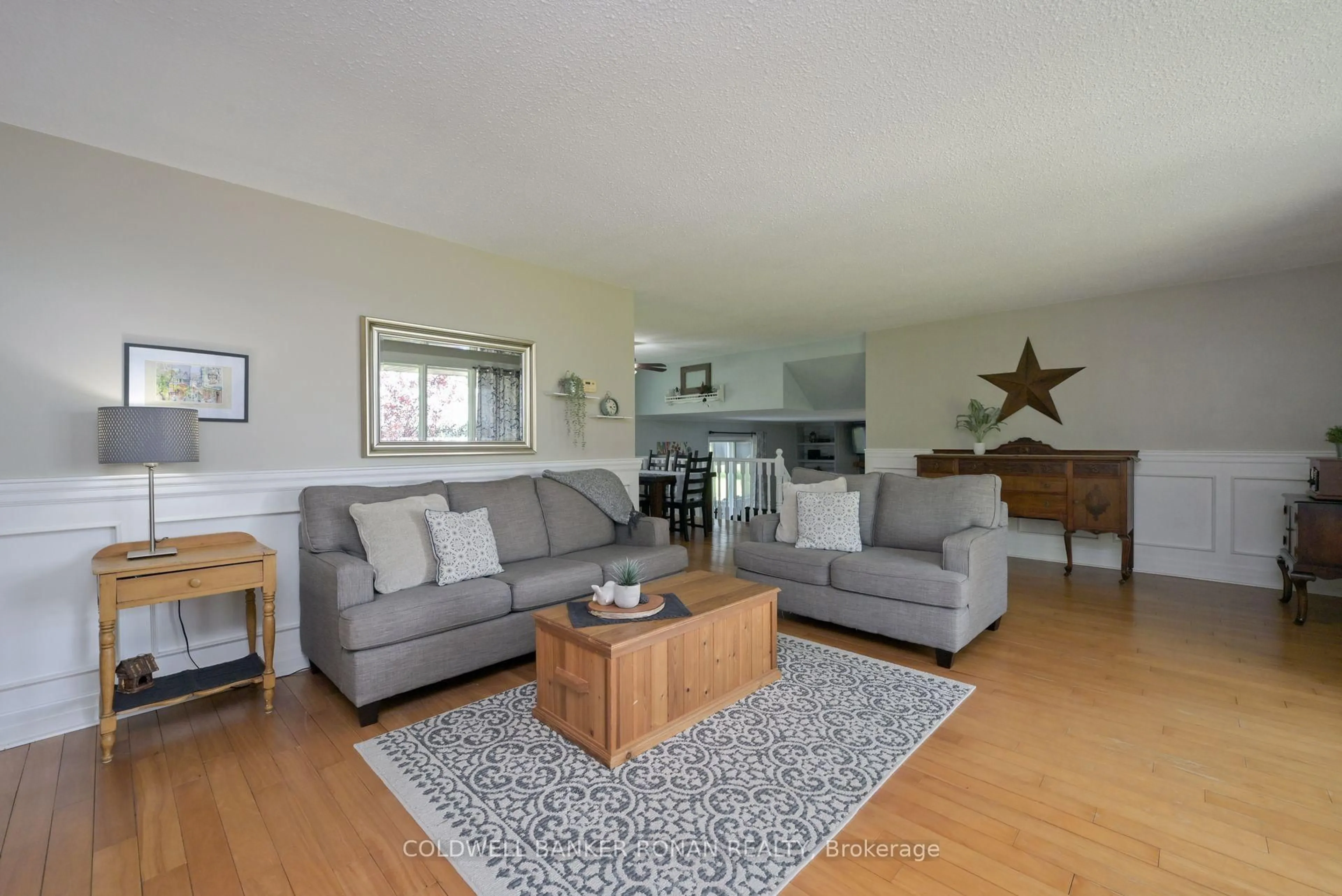 Living room with furniture, wood/laminate floor for 7157 5th Line, New Tecumseth Ontario L0G 1W0