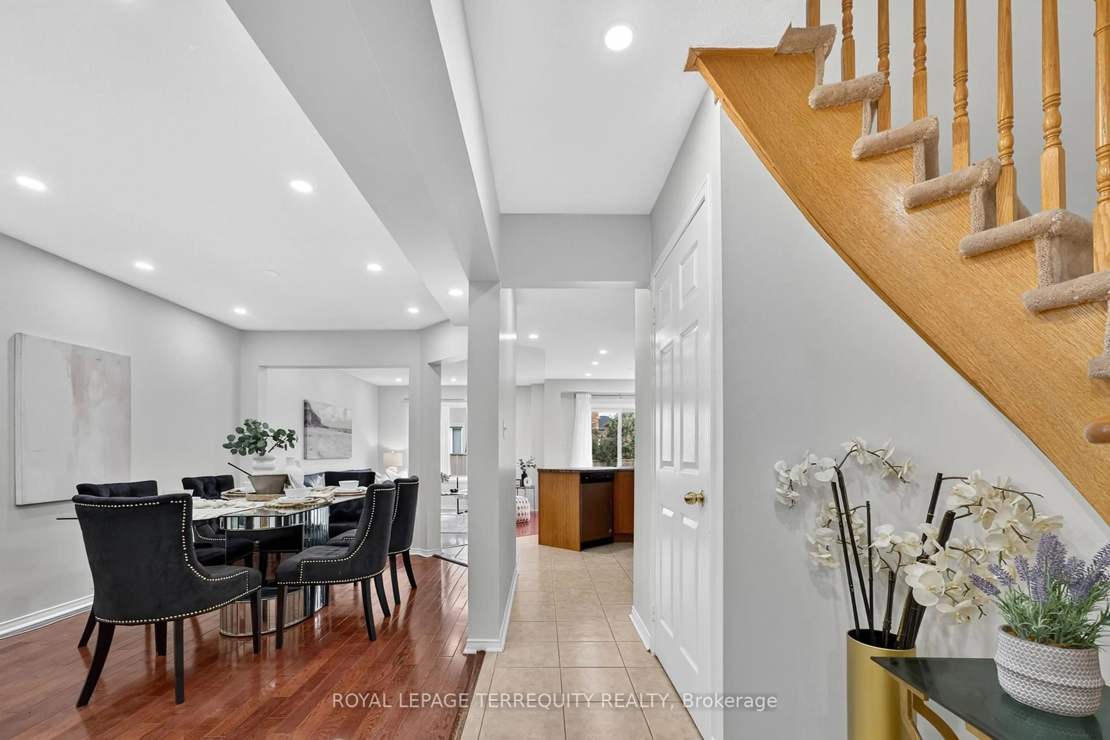 Indoor foyer for 319 Penndutch Circ, Whitchurch-Stouffville Ontario L4A 0P2