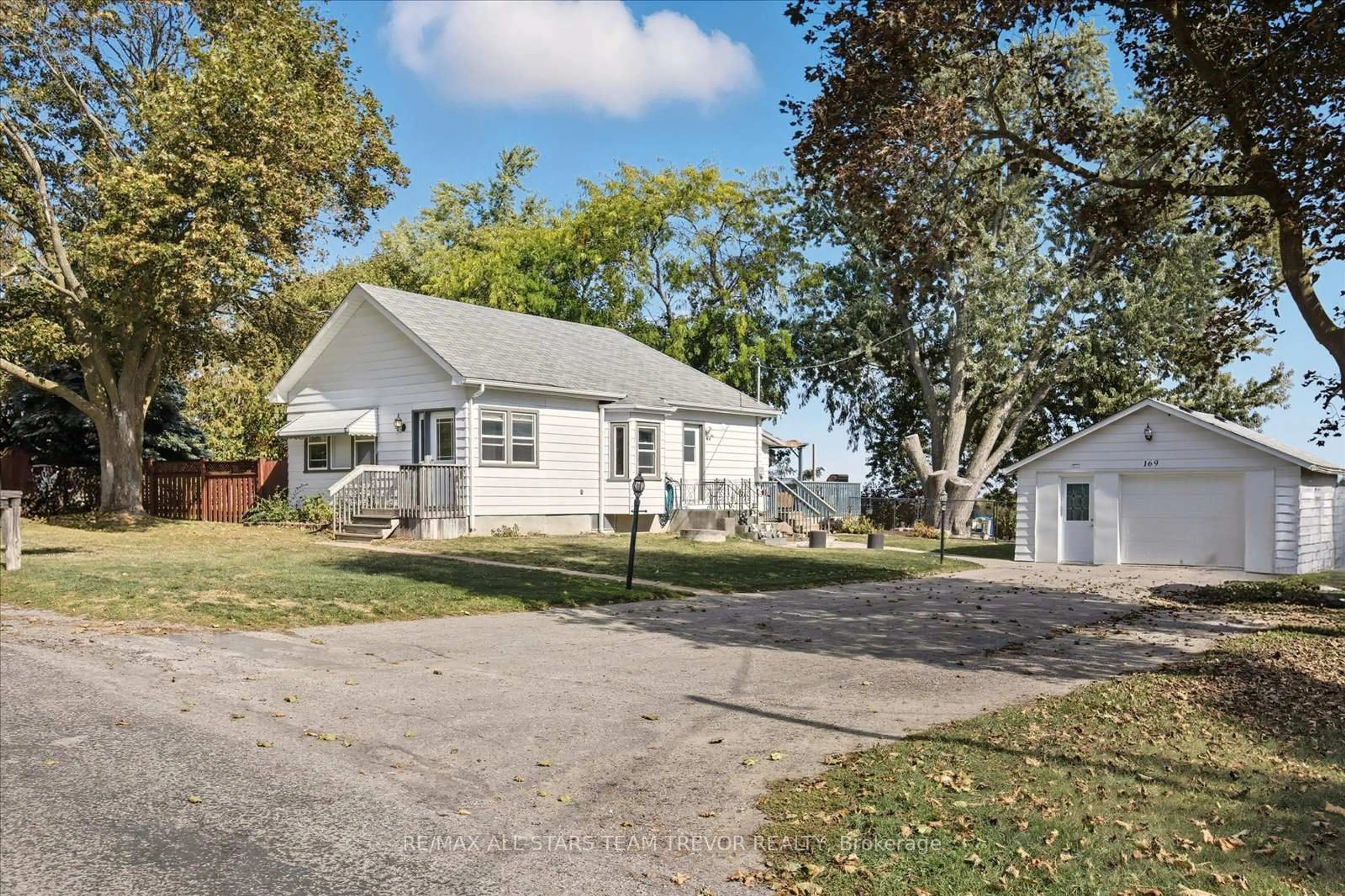 A pic from outside/outdoor area/front of a property/back of a property/a pic from drone, street for 169 The Queensway, Georgina Ontario L4P 3C8