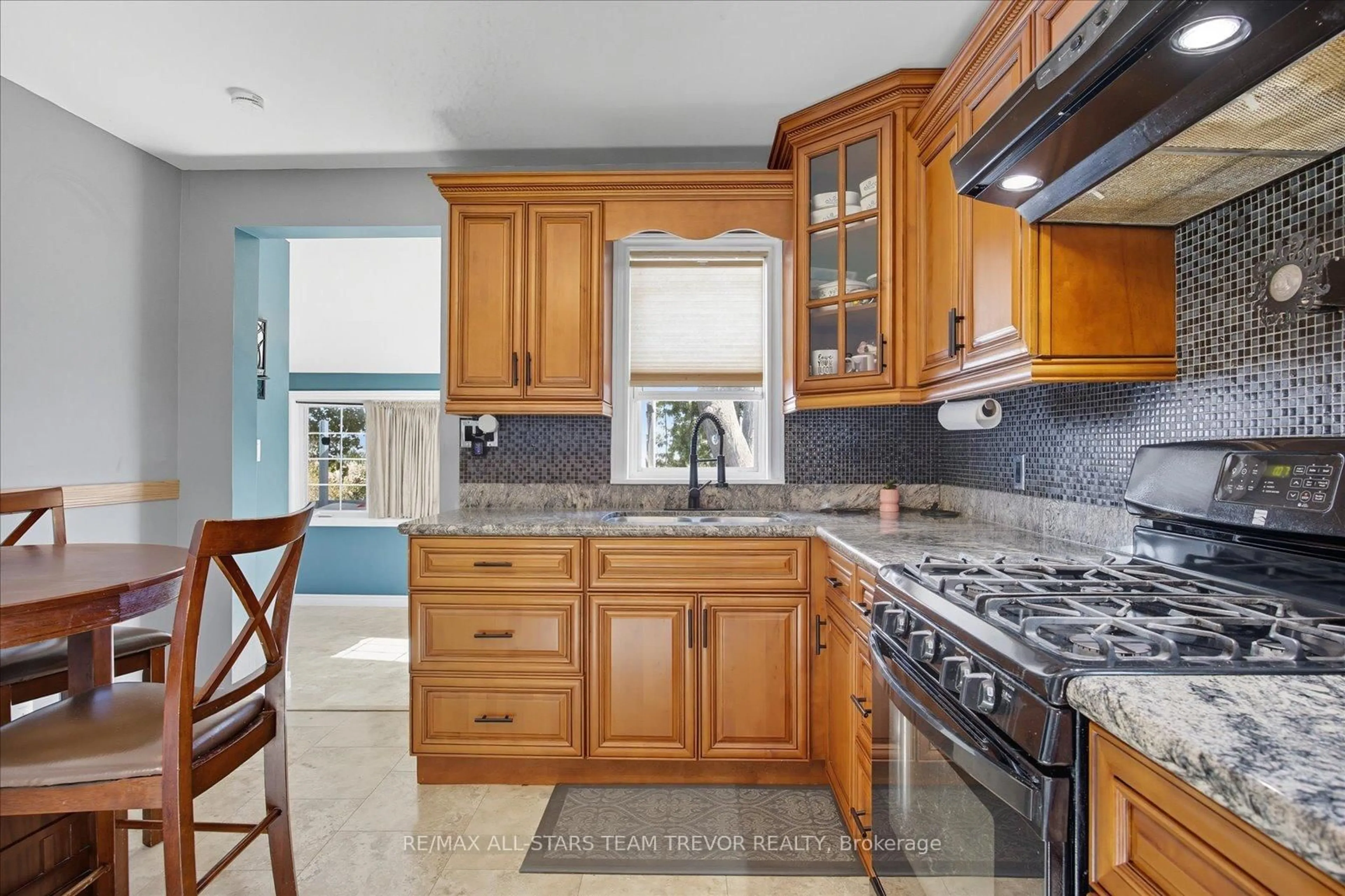 Standard kitchen, ceramic/tile floor for 169 The Queensway, Georgina Ontario L4P 3C8