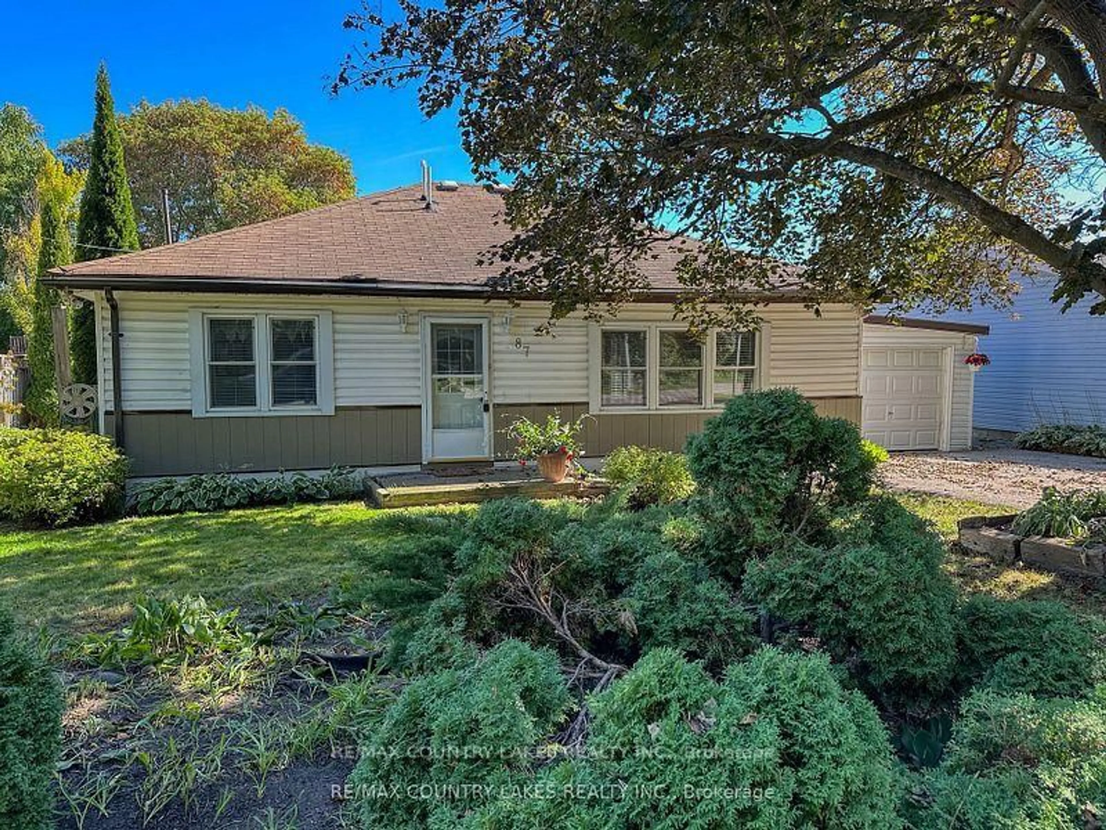 A pic from outside/outdoor area/front of a property/back of a property/a pic from drone, street for 87 Grew Blvd, Georgina Ontario L0E 1L0