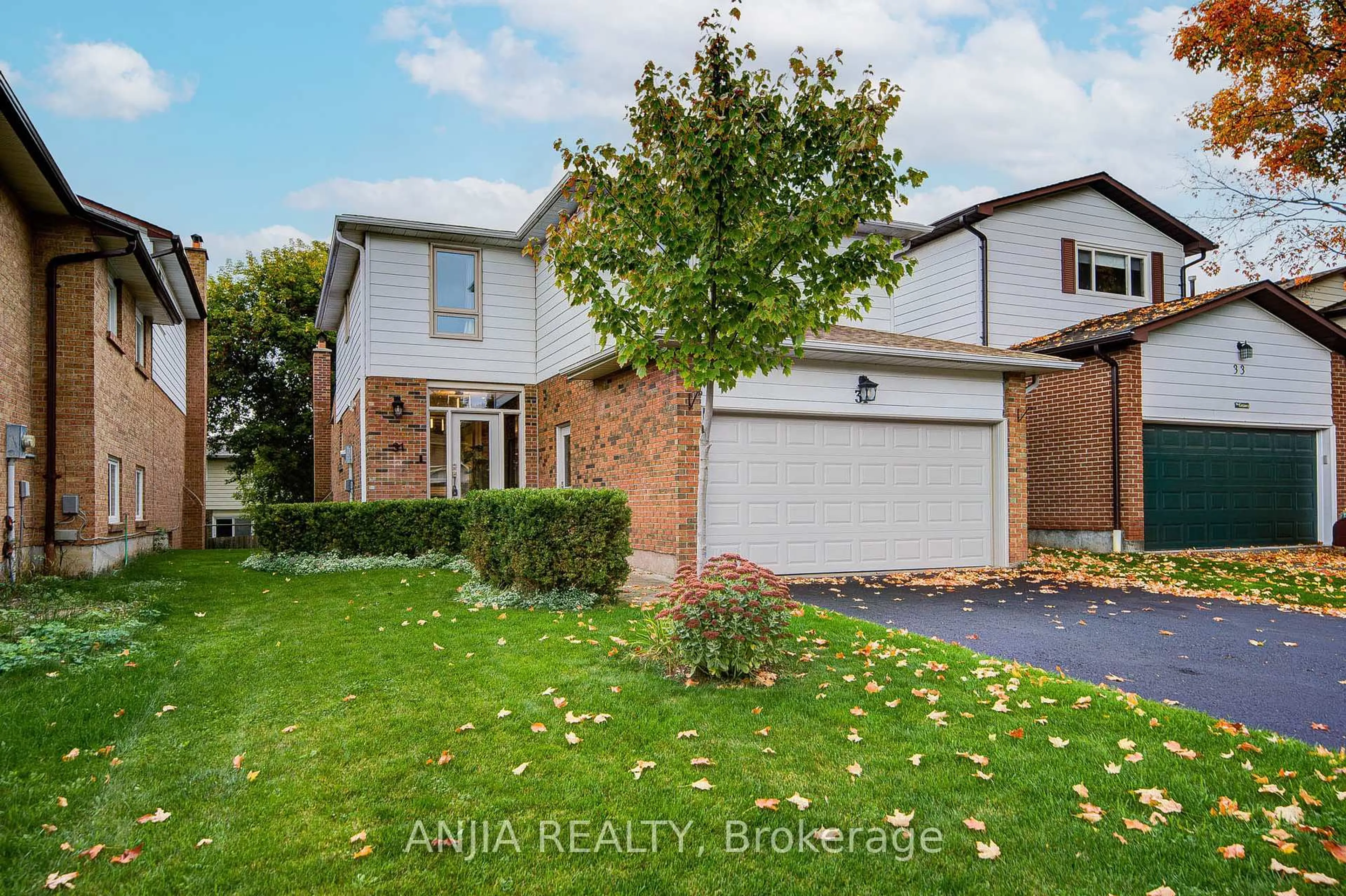 A pic from outside/outdoor area/front of a property/back of a property/a pic from drone, street for 31 Holm Cres, Markham Ontario L3T 5M4