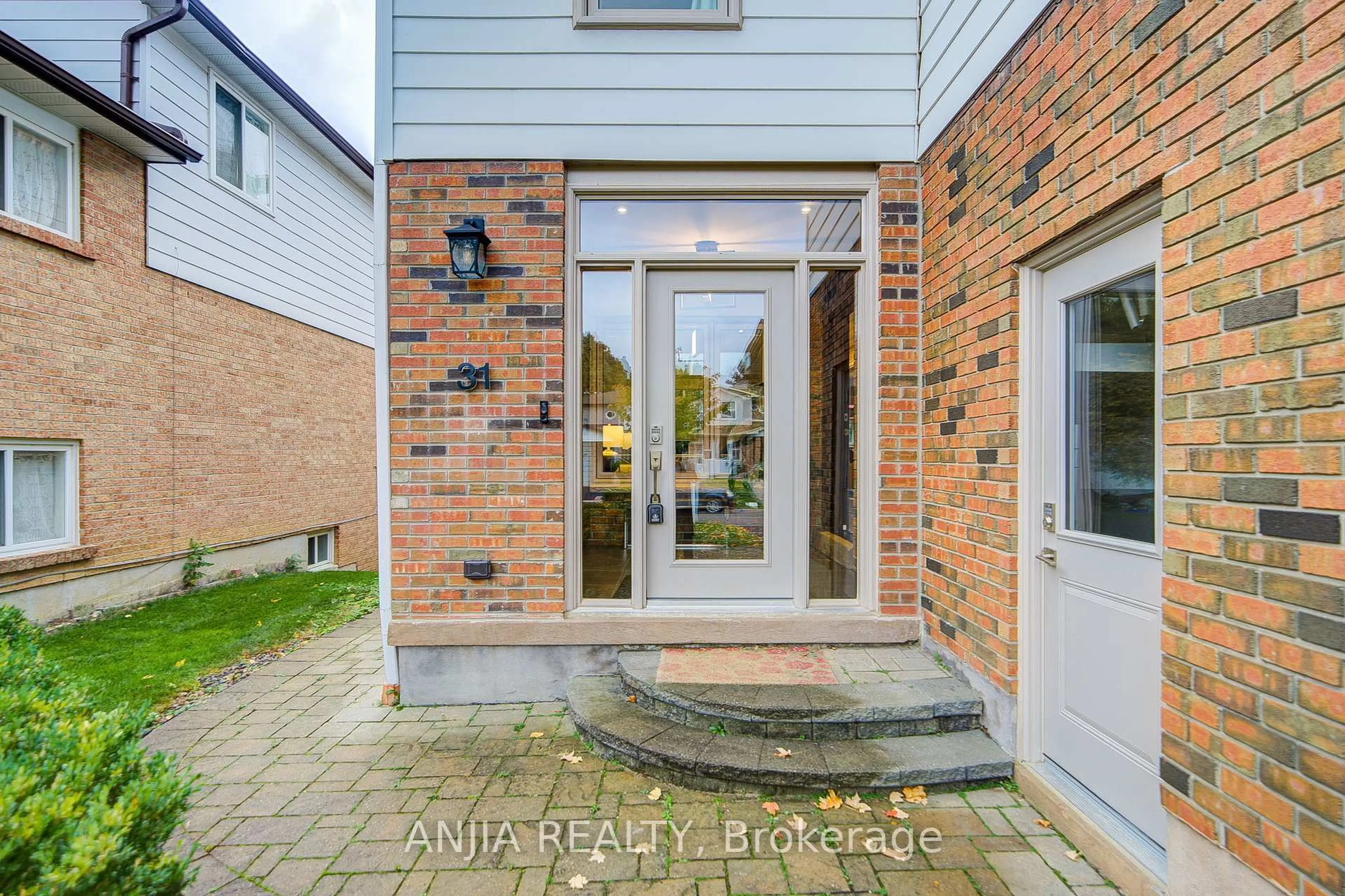 Home with brick exterior material, street for 31 Holm Cres, Markham Ontario L3T 5M4