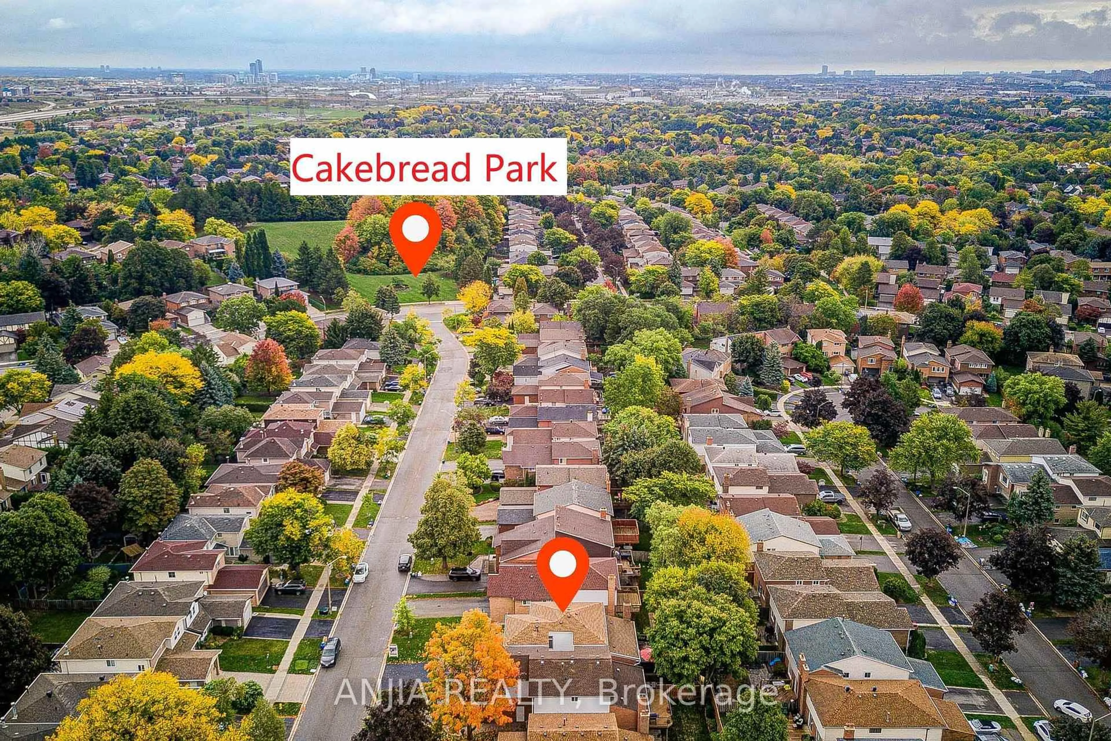 A pic from outside/outdoor area/front of a property/back of a property/a pic from drone, street for 31 Holm Cres, Markham Ontario L3T 5M4