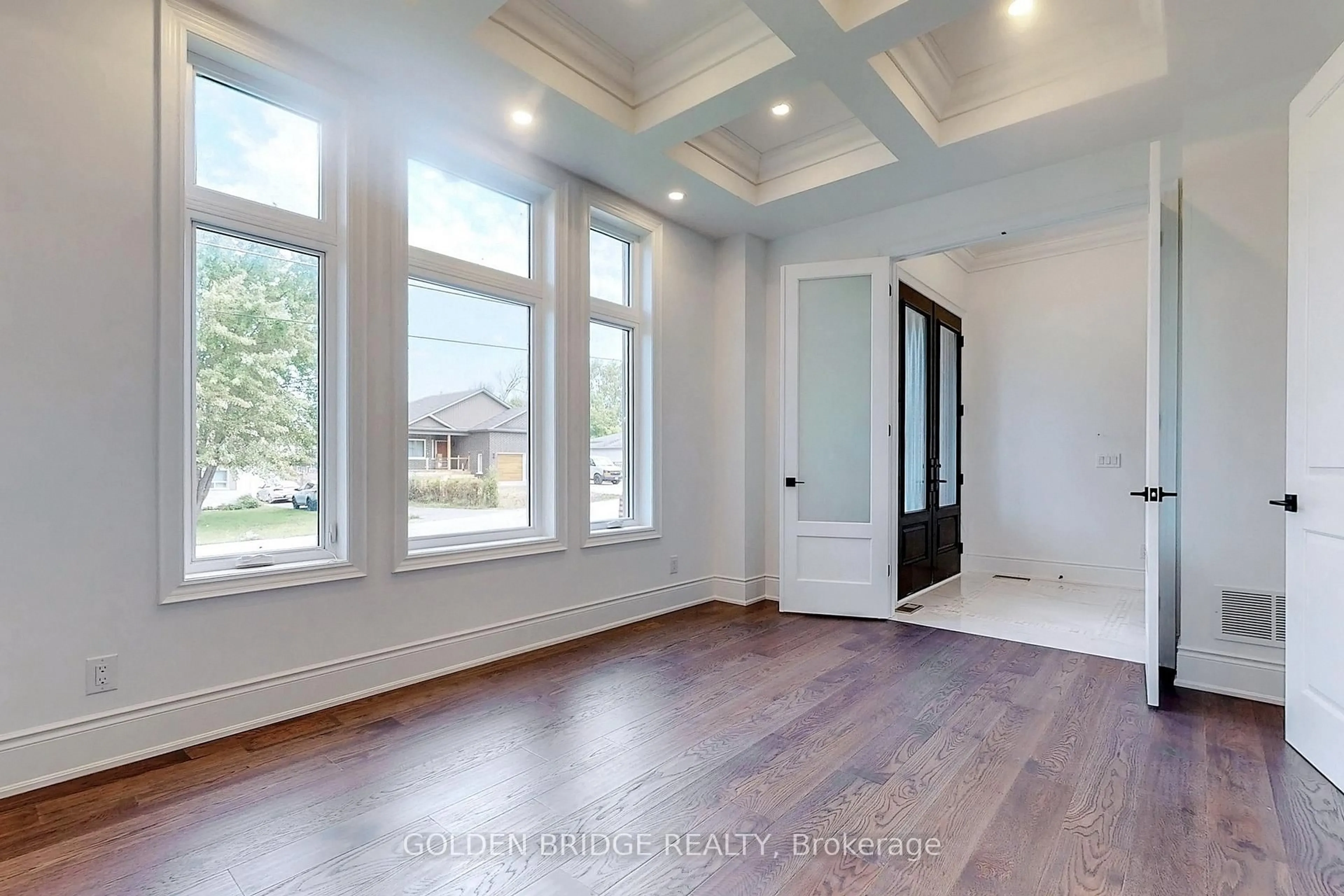 Indoor entryway for 307 Walter Dr, Georgina Ontario L4P 3A8