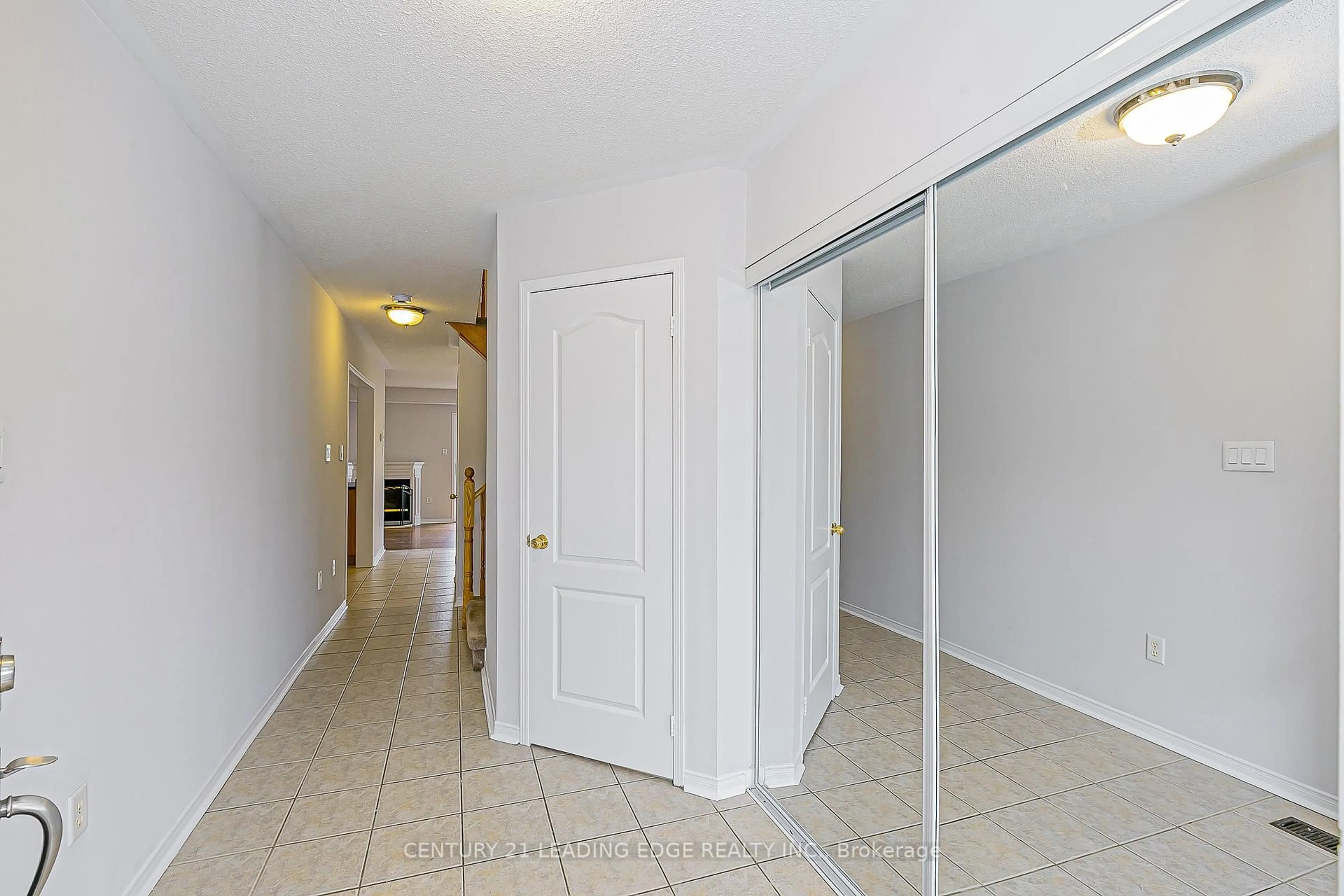 Indoor foyer for 21 Lilly Mckeowan Cres, East Gwillimbury Ontario L0G 1M0