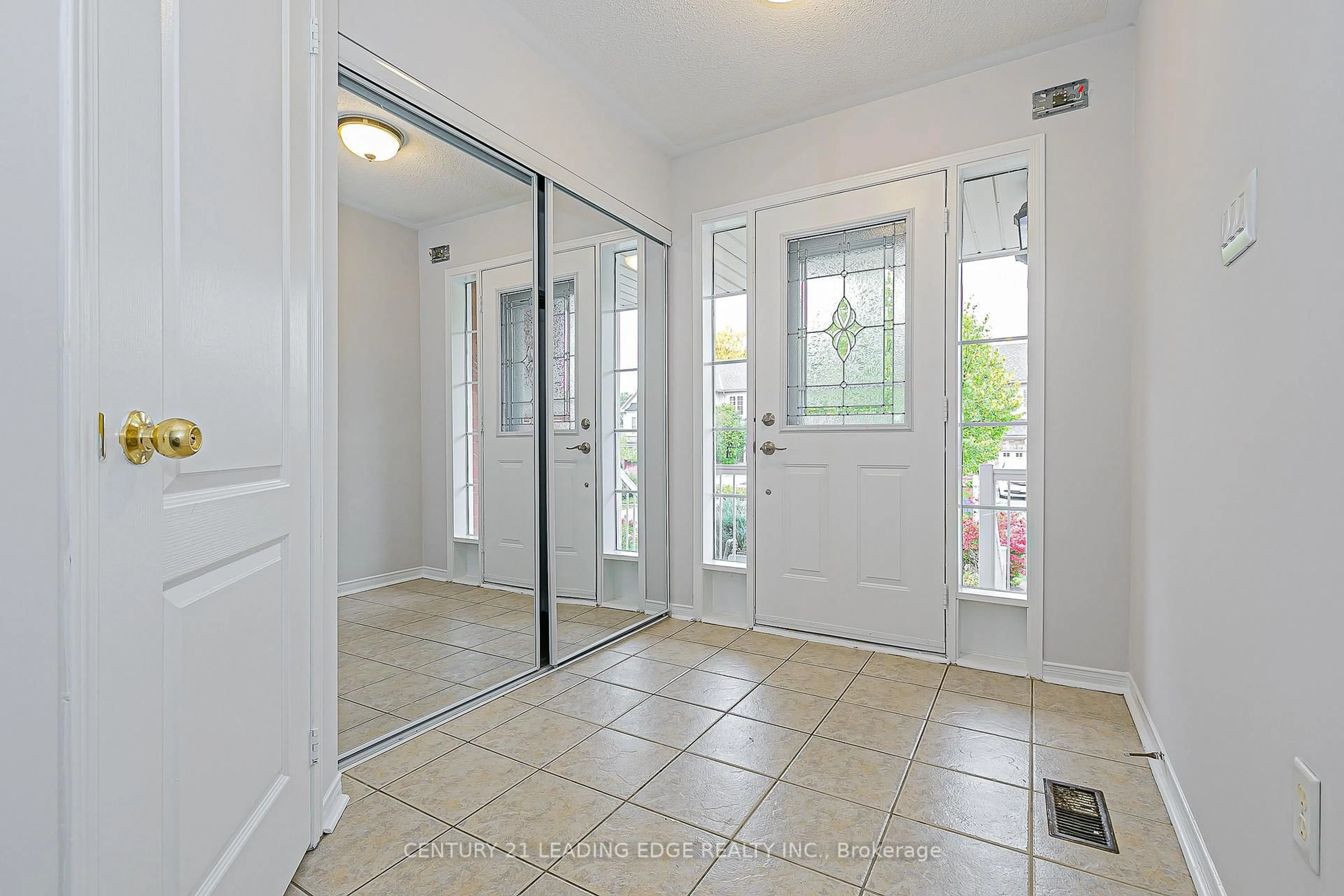 Indoor entryway for 21 Lilly Mckeowan Cres, East Gwillimbury Ontario L0G 1M0