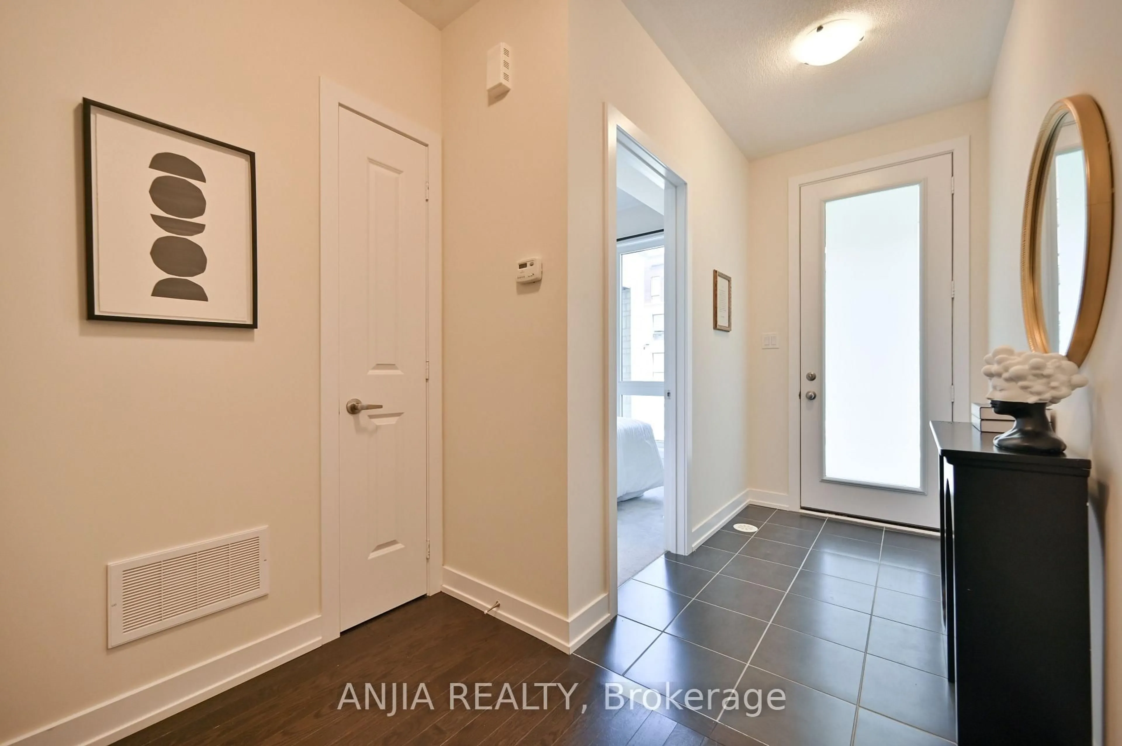 Indoor entryway for 100 Stauffer Cres, Markham Ontario L6B 1R1