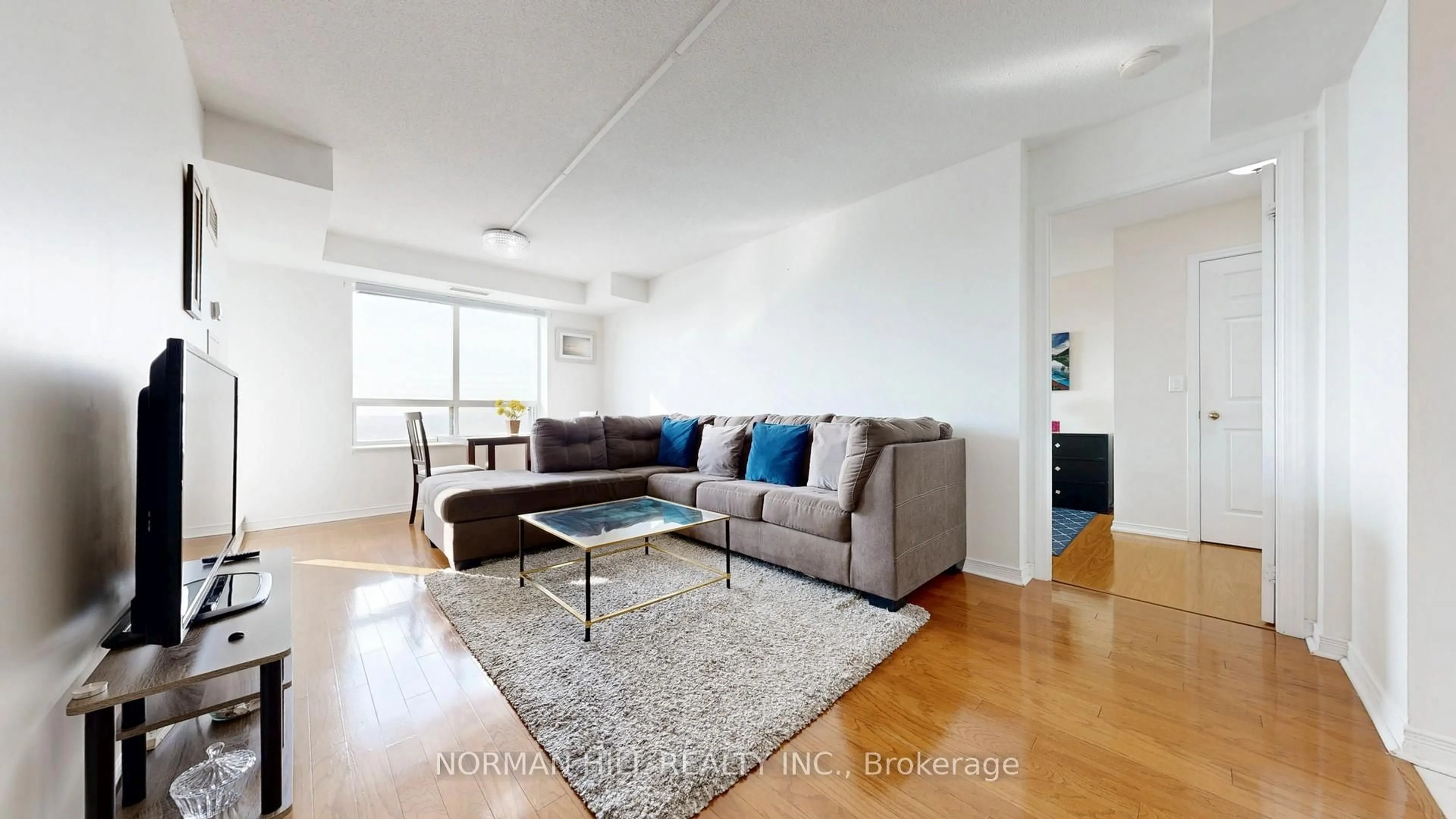 Living room with furniture, wood/laminate floor for 23 Oneida Cres #706, Richmond Hill Ontario L4B 0A2