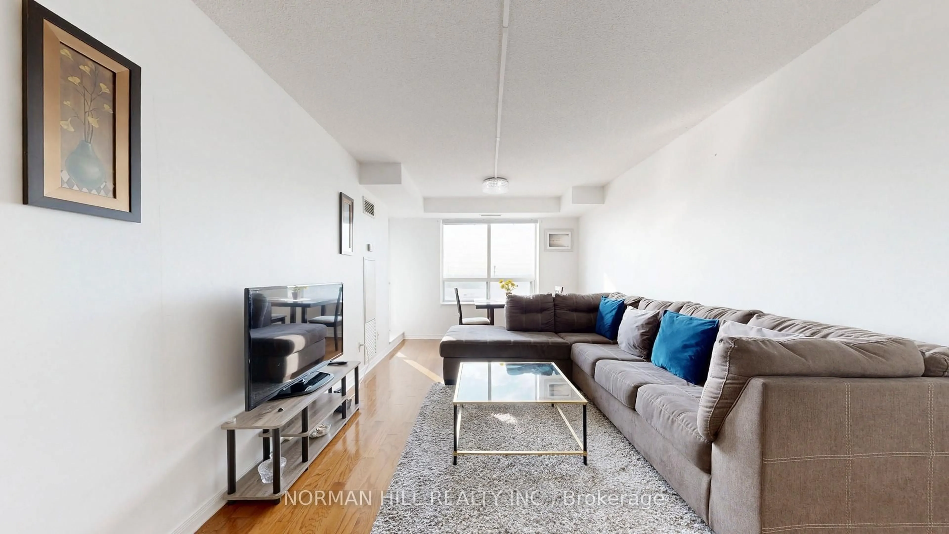 Living room with furniture, unknown for 23 Oneida Cres #706, Richmond Hill Ontario L4B 0A2