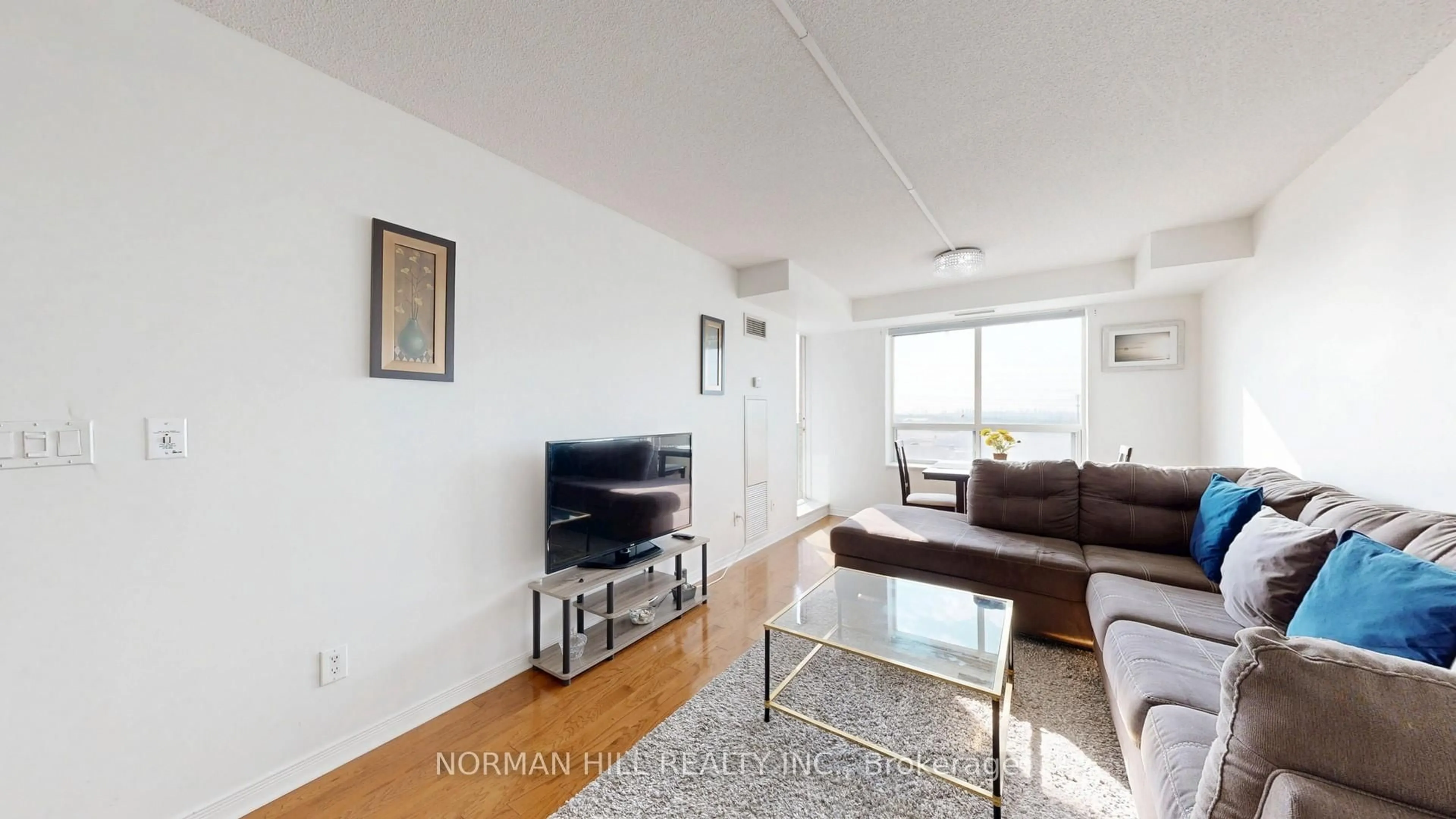 Living room with furniture, wood/laminate floor for 23 Oneida Cres #706, Richmond Hill Ontario L4B 0A2