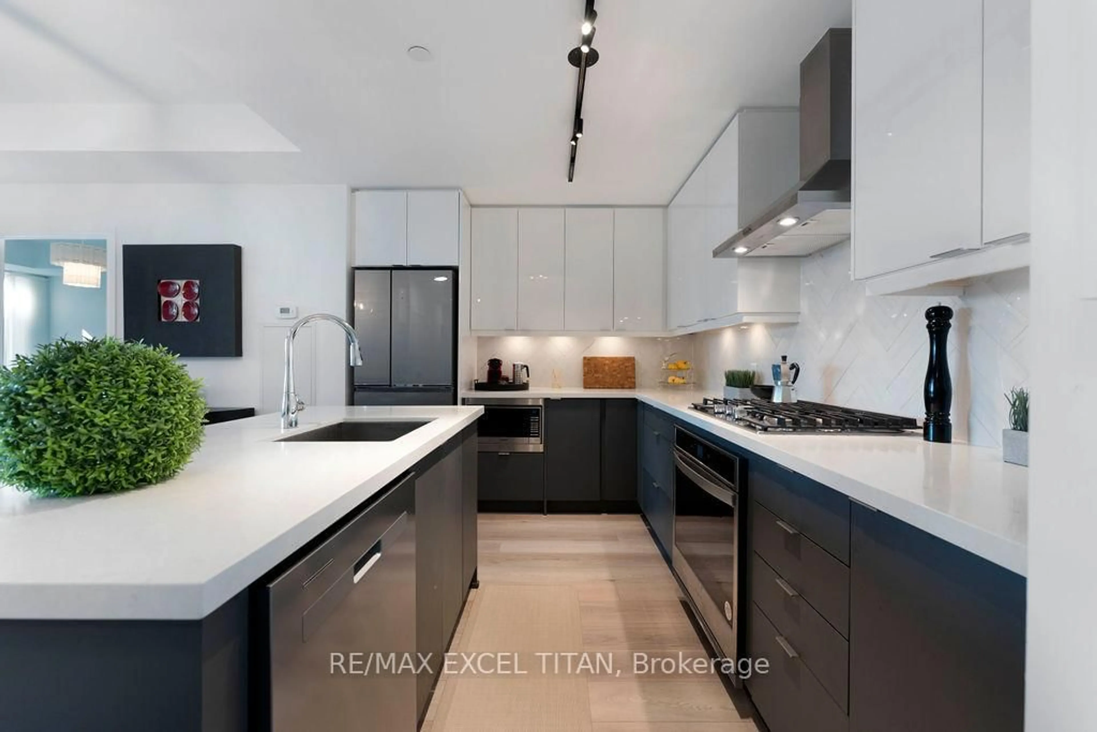 Contemporary kitchen, ceramic/tile floor for 11782 Ninth Line #514 A, Whitchurch-Stouffville Ontario L4A 5E9