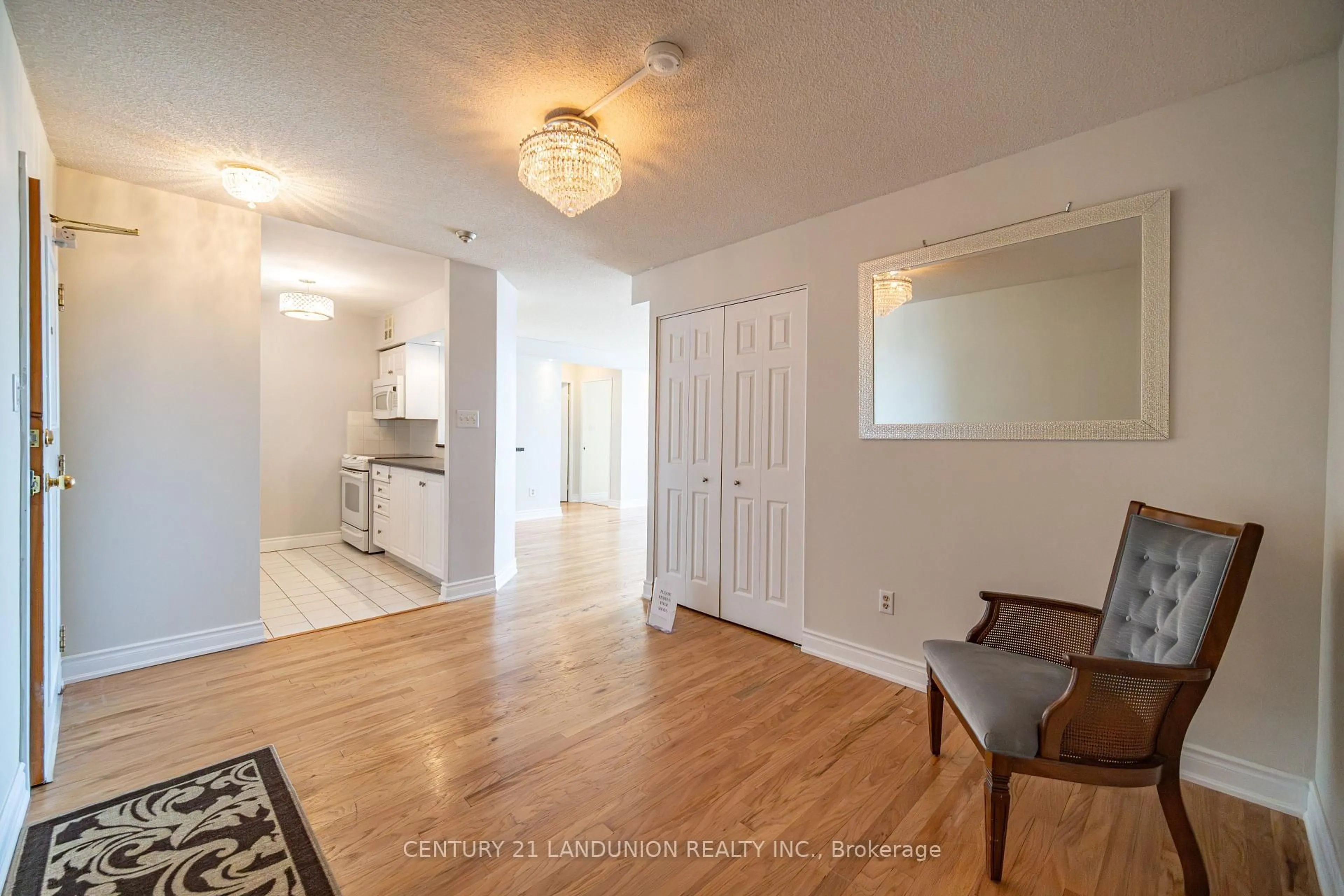 Indoor entryway for 326 Major Mackenzie Dr #619, Richmond Hill Ontario L4C 8T4