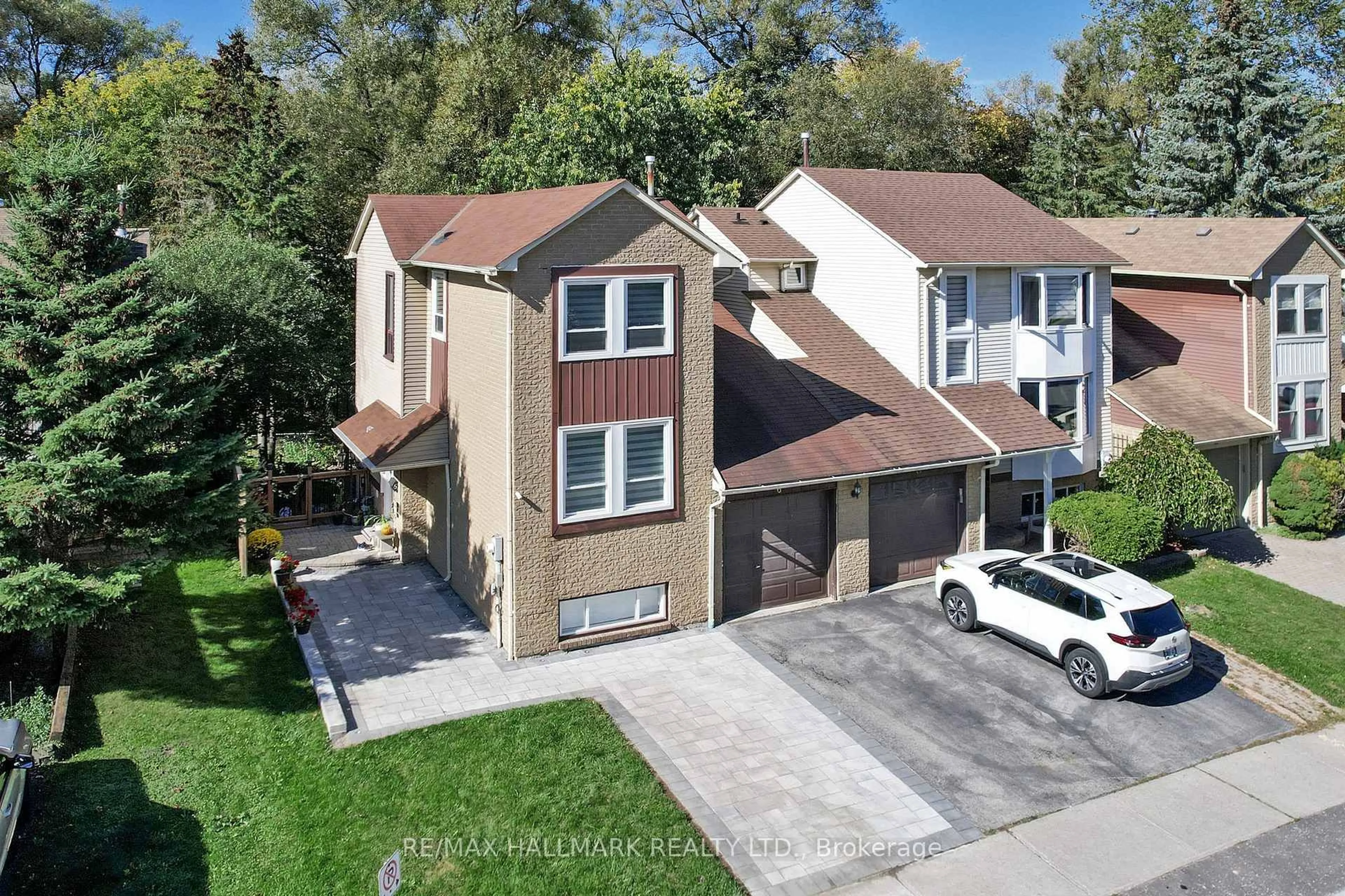 A pic from outside/outdoor area/front of a property/back of a property/a pic from drone, street for 6 Wiles Crt, Aurora Ontario L4G 3N5