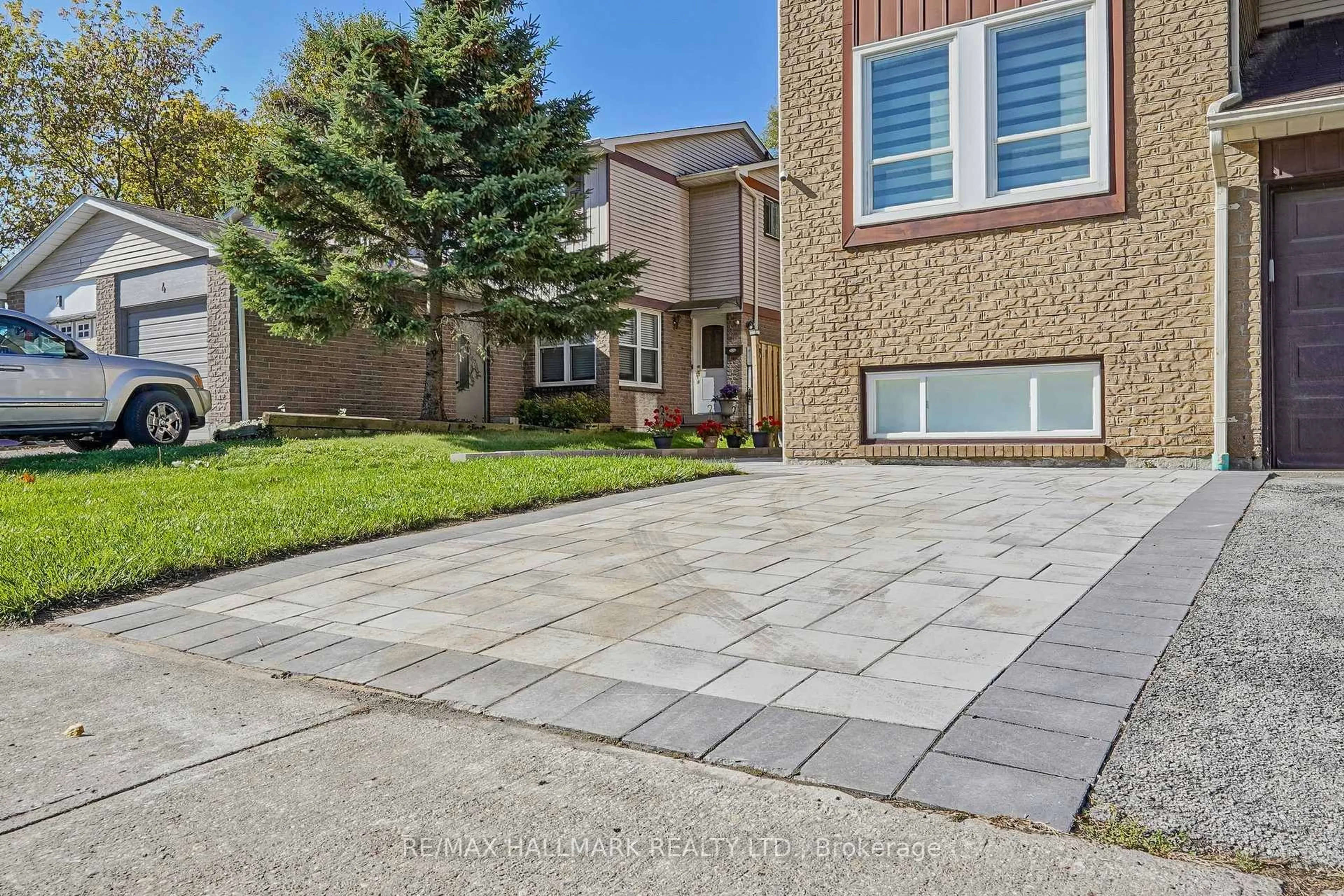 Patio, street for 6 Wiles Crt, Aurora Ontario L4G 3N5