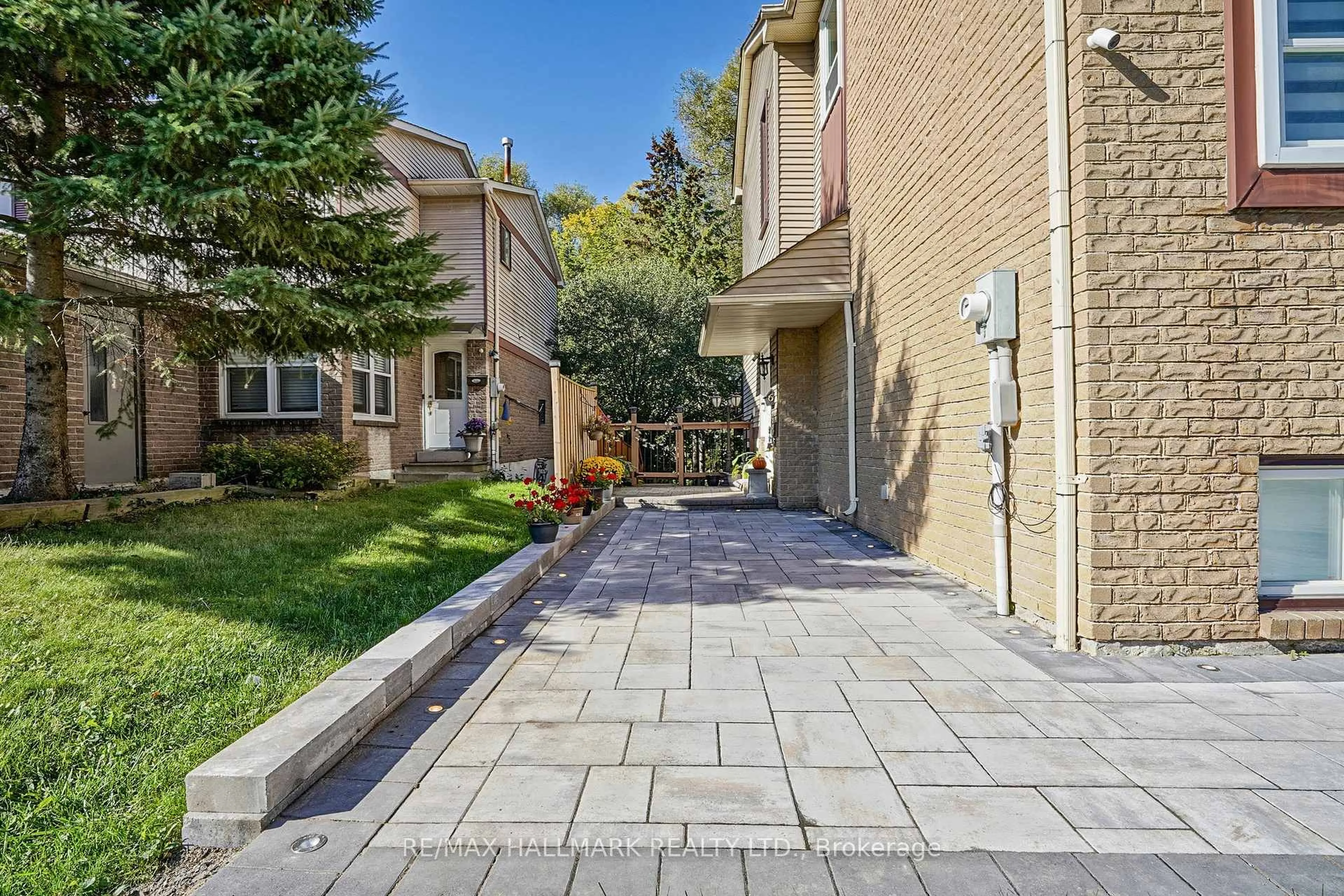 Patio, street for 6 Wiles Crt, Aurora Ontario L4G 3N5