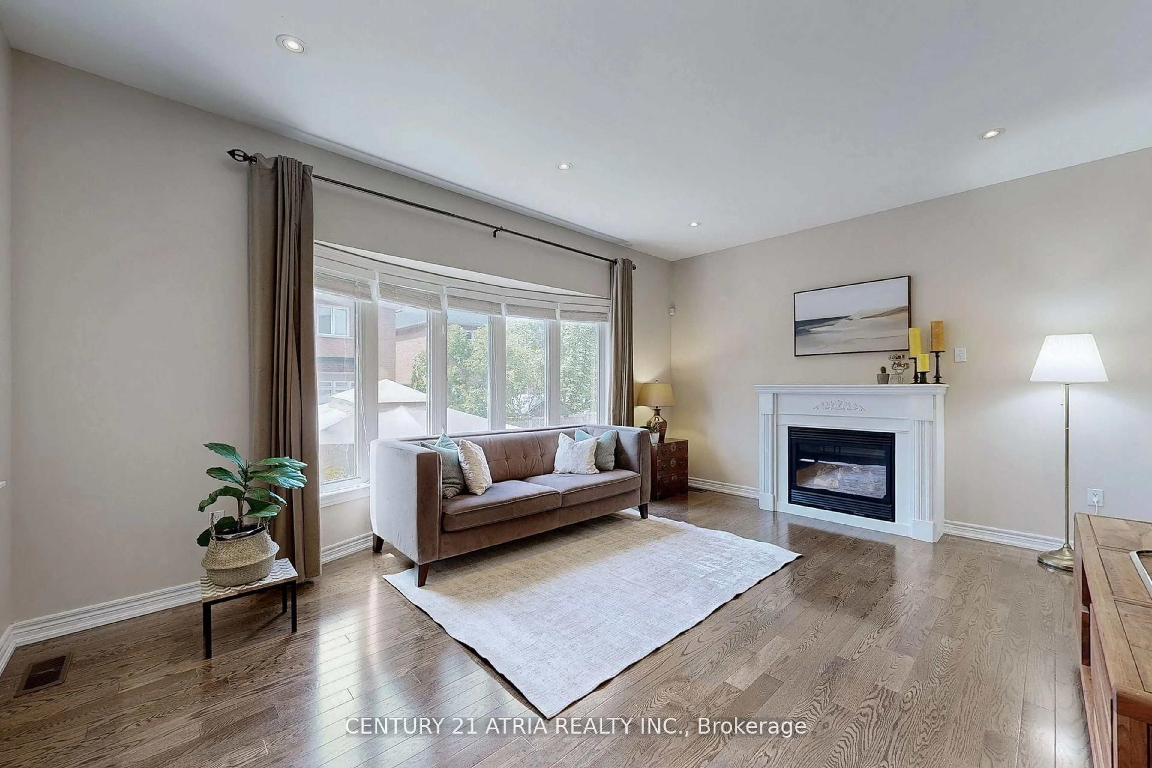 Living room with furniture, unknown for 24 Gannett Dr, Richmond Hill Ontario L4E 0E9