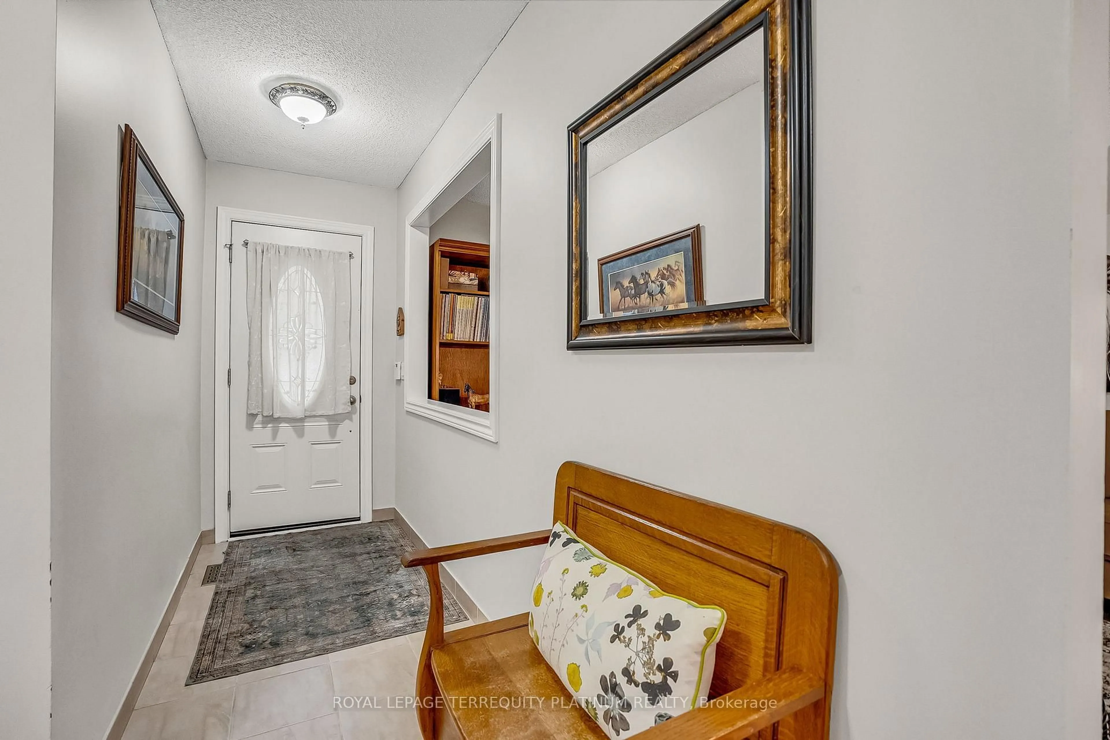 Indoor entryway for 30 Vanessa Rd, Markham Ontario L3R 4W3