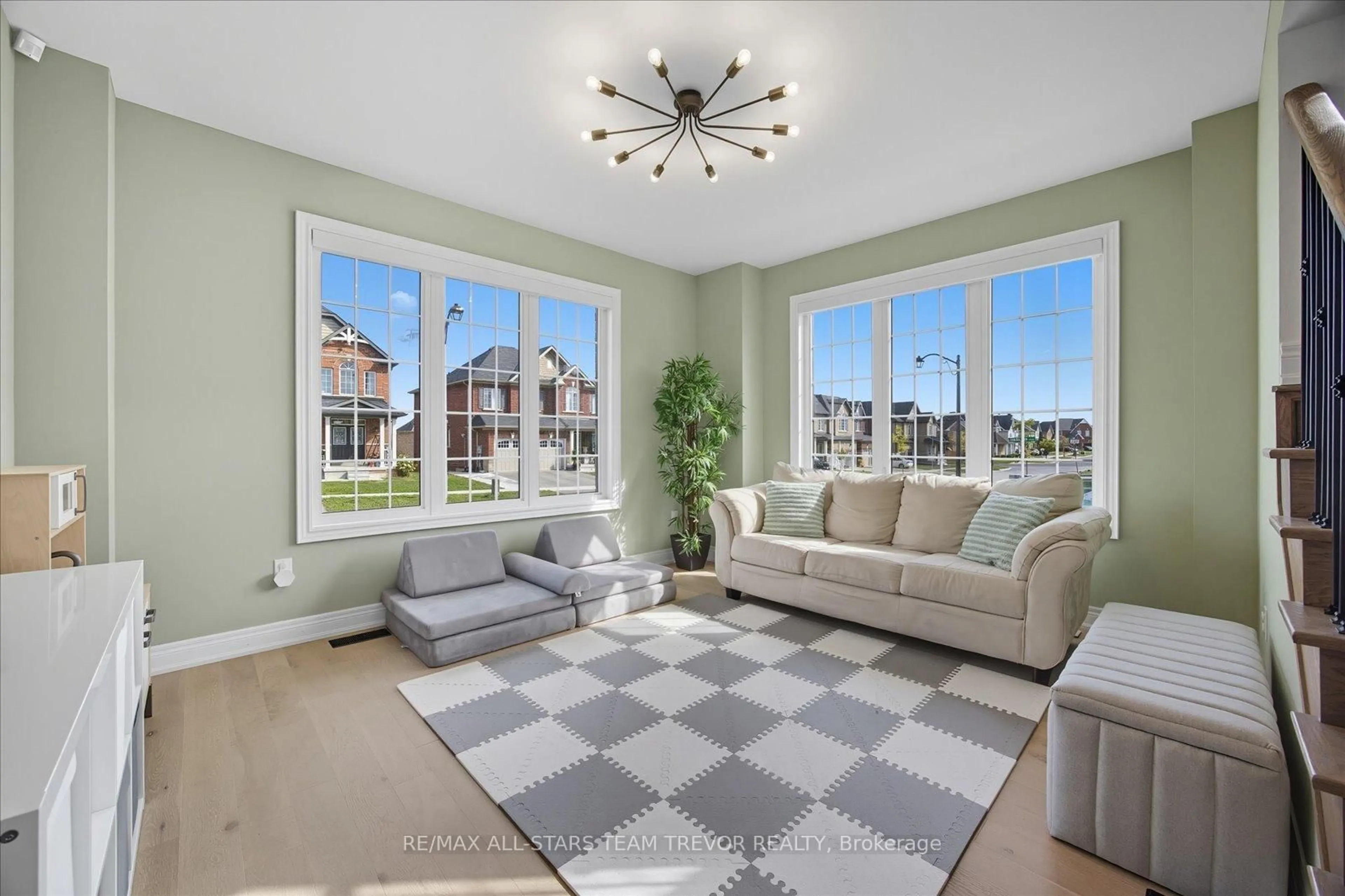 Living room with furniture, unknown for 14 Conchita St, Georgina Ontario L4P 0H4
