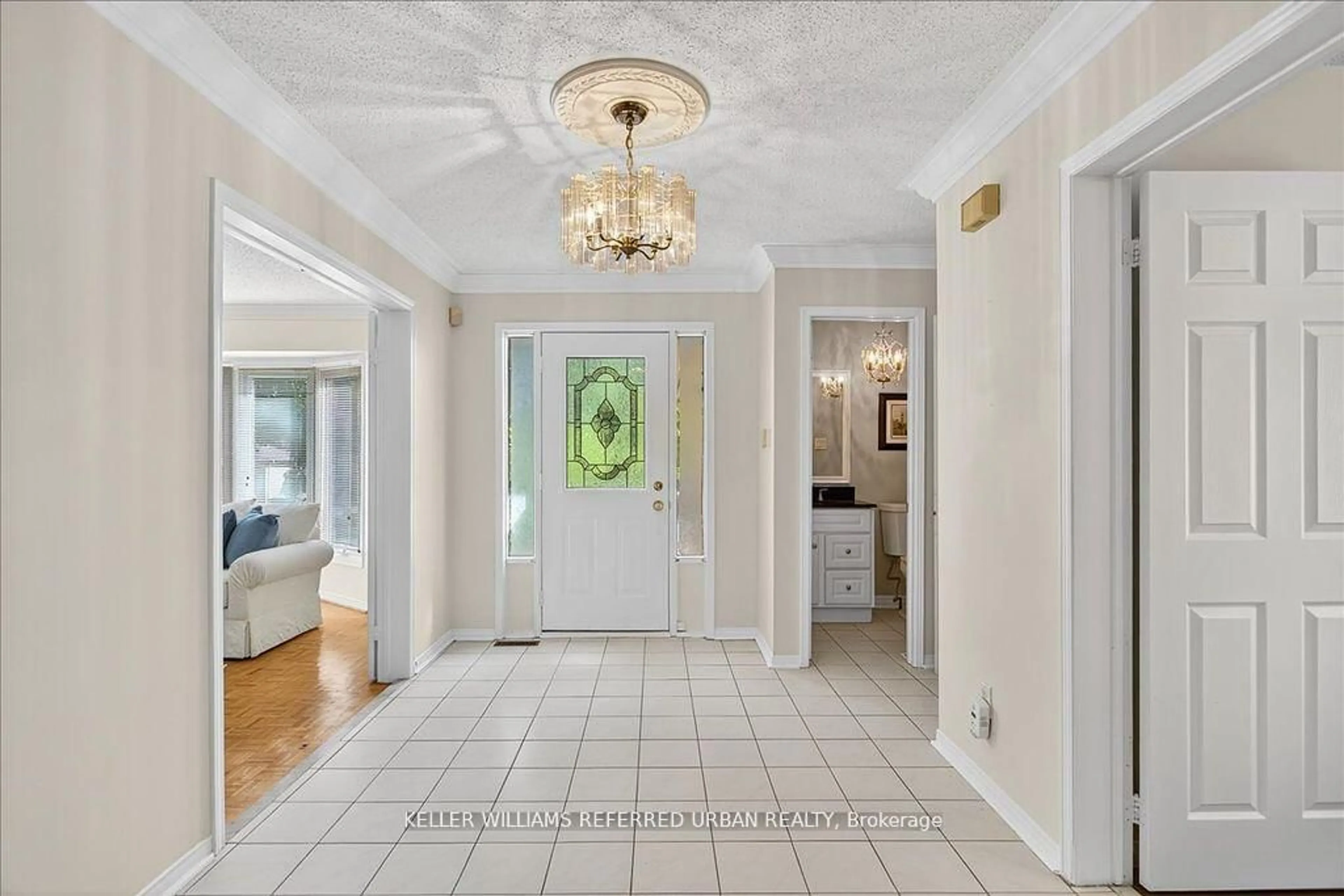 Indoor entryway for 32 Nelson Circ, Newmarket Ontario L3X 1R1