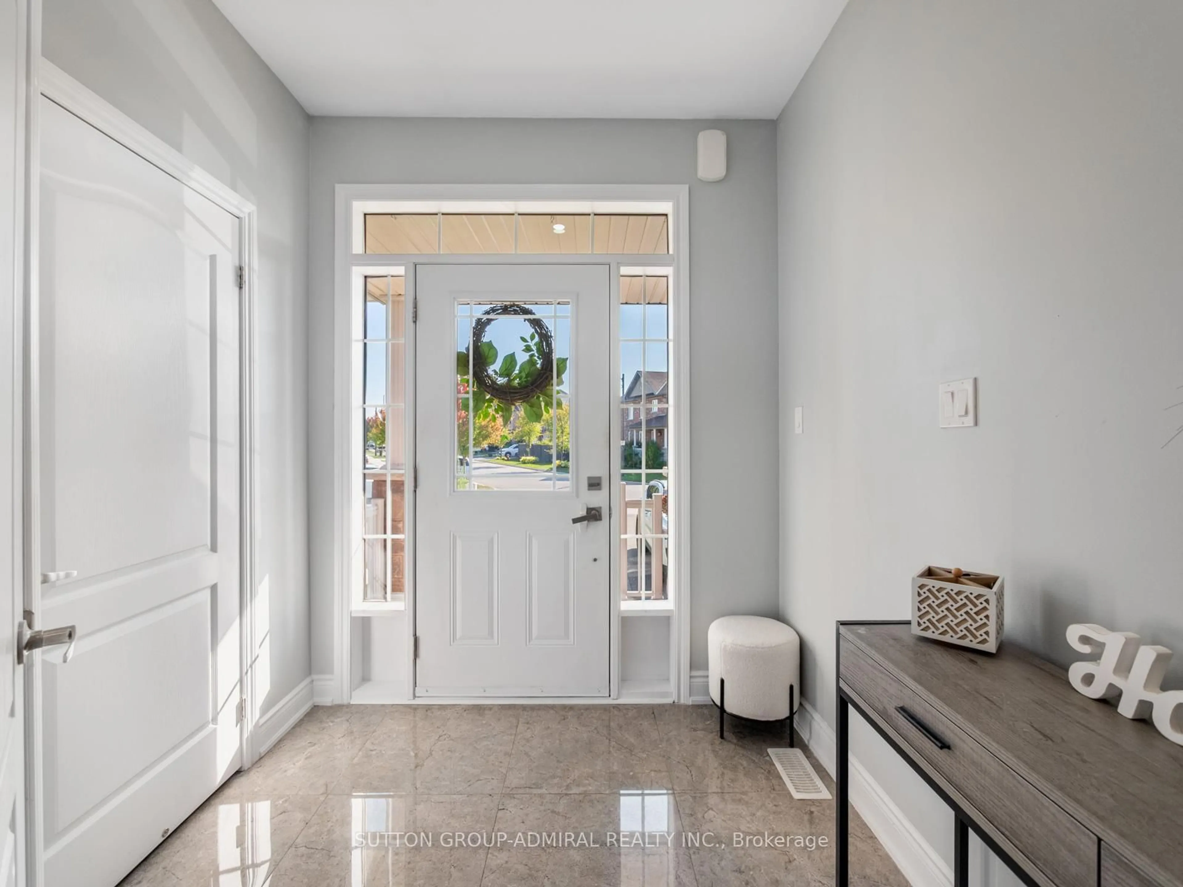 Indoor entryway for 186 Romanelli Cres, Bradford West Gwillimbury Ontario L3Z 0X6