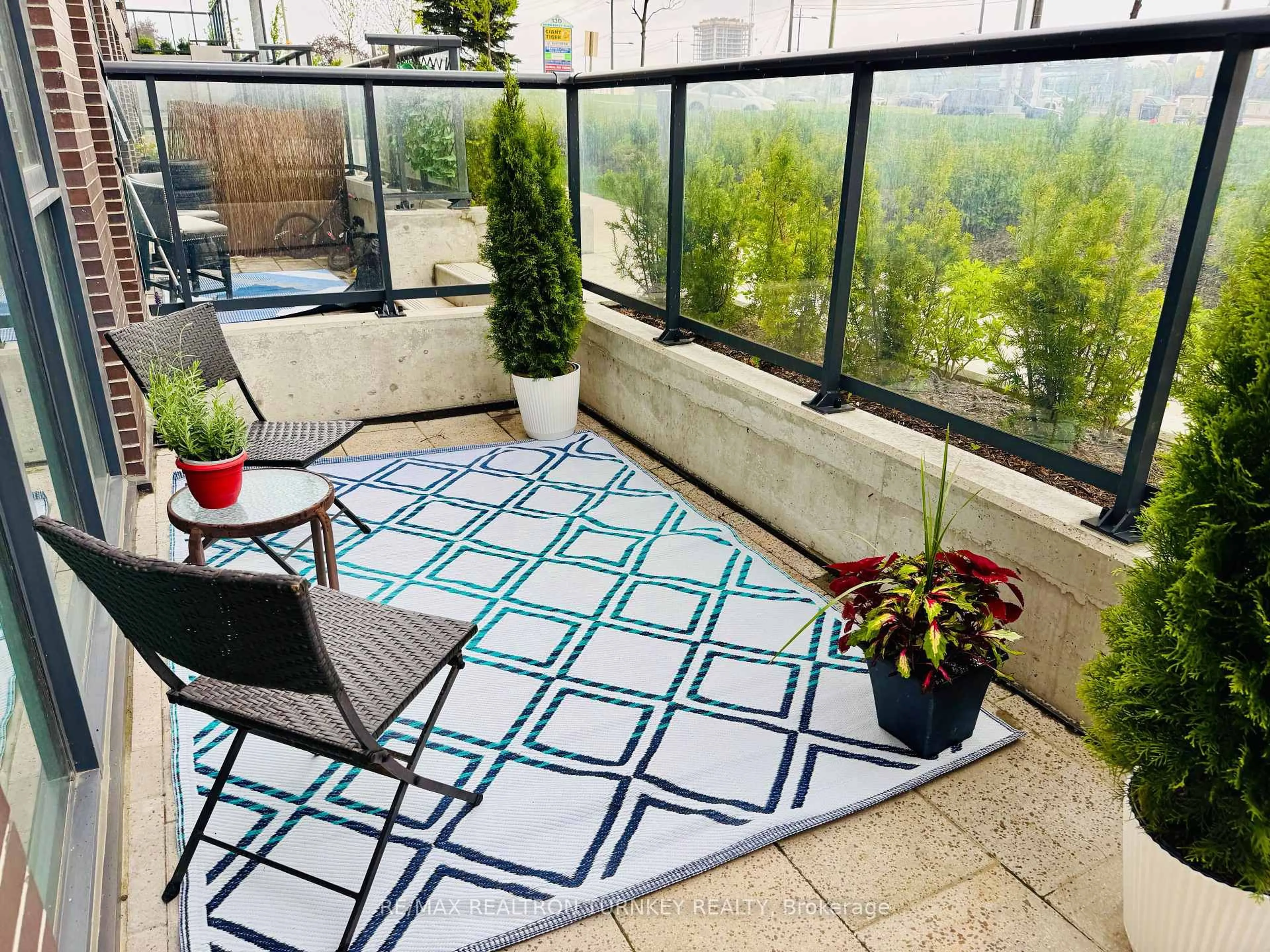 Patio, unknown for 185 Deerfield Rd #018, Newmarket Ontario L3Y 0G7