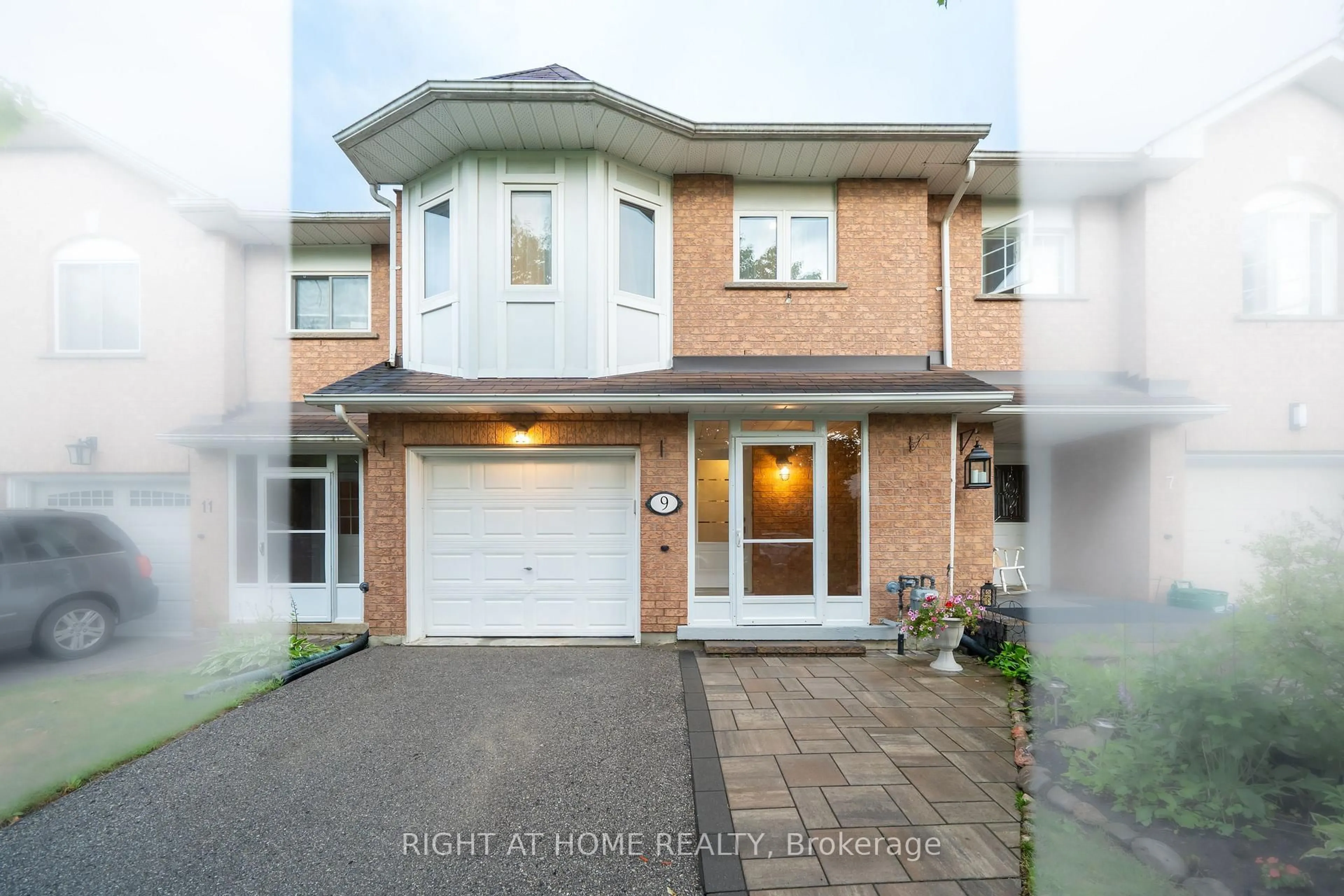 A pic from outside/outdoor area/front of a property/back of a property/a pic from drone, street for 9 Royal Cedar Crt, East Gwillimbury Ontario L9N 1R7