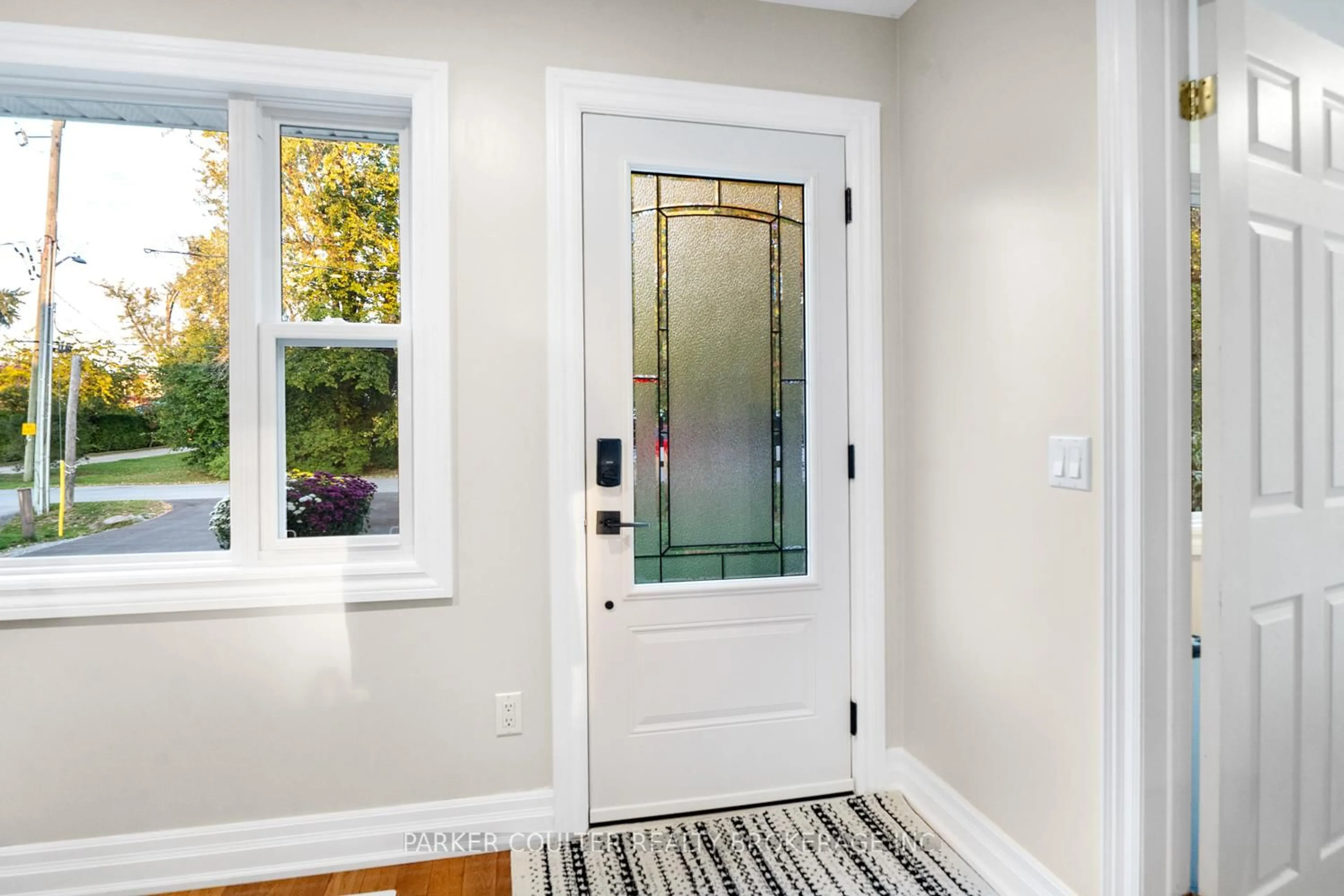 Indoor entryway for 27148 Kennedy Rd, Georgina Ontario L0E 1S0