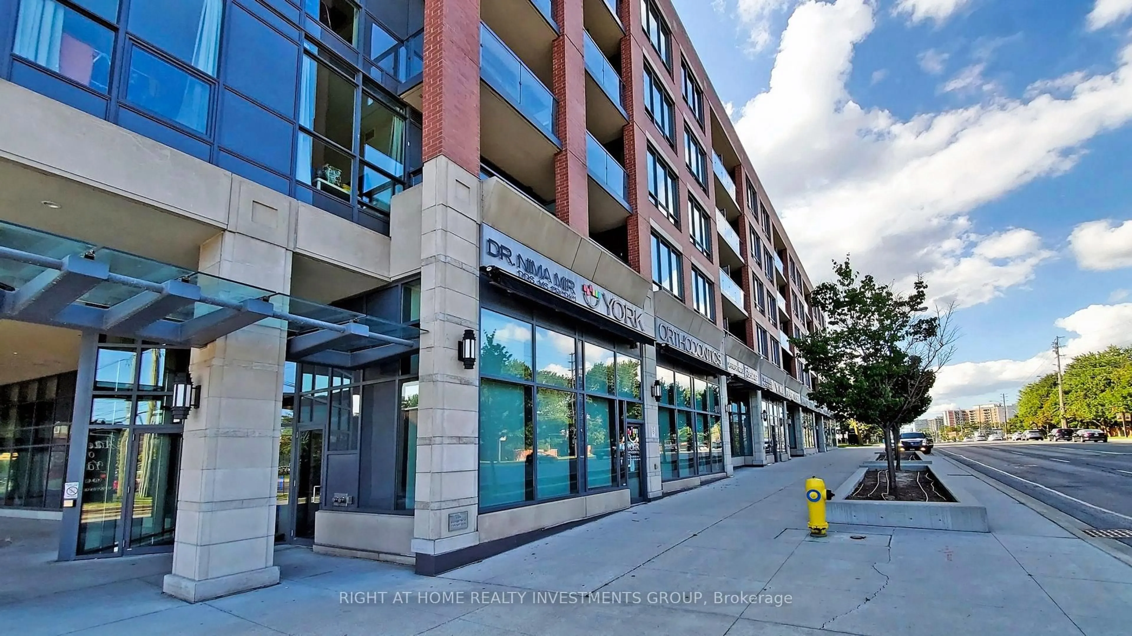 Indoor foyer for 7608 Yonge St #430, Vaughan Ontario L4J 0J5