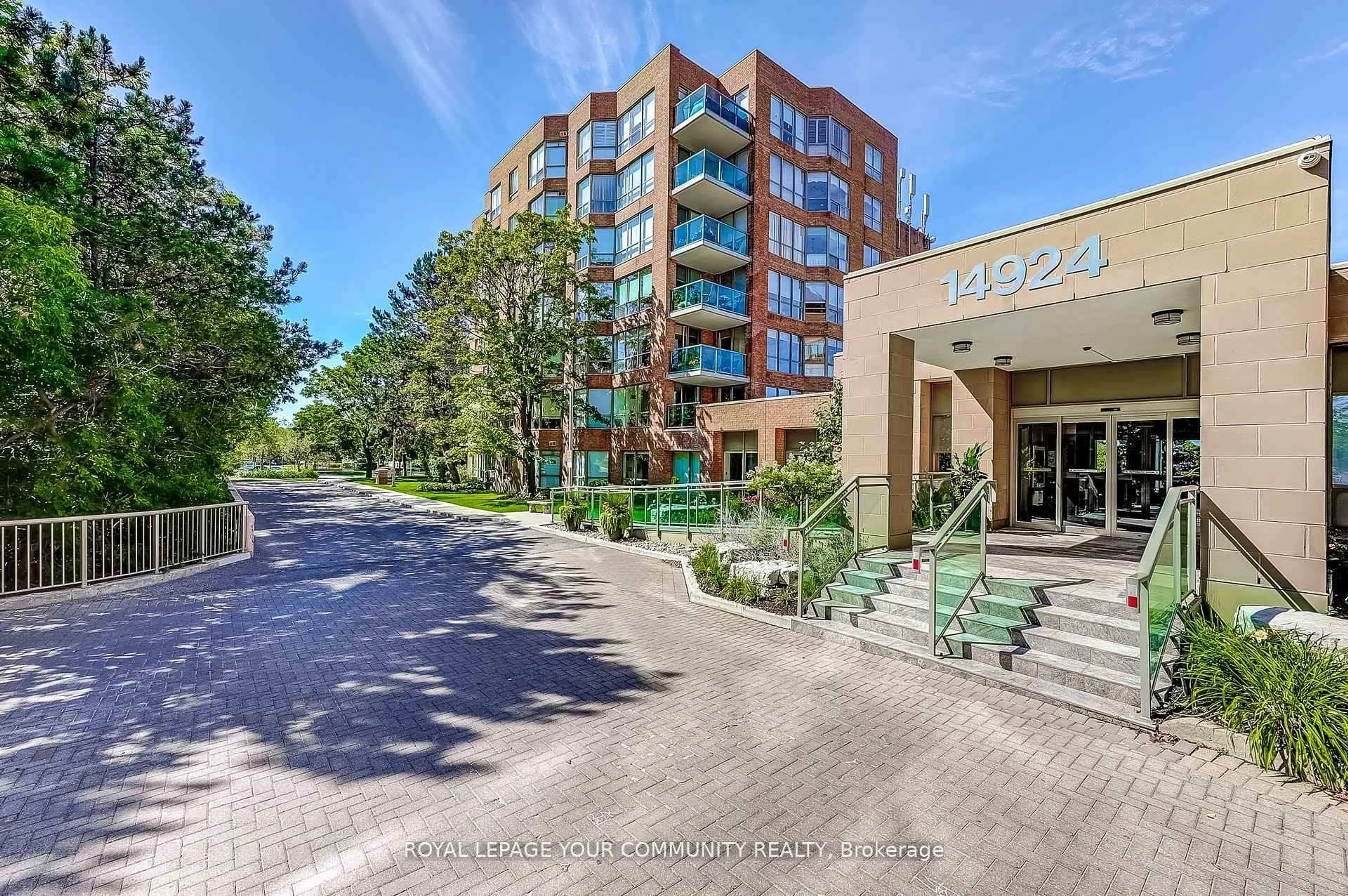 Indoor foyer for 14924 Yonge St #114, Aurora Ontario L4G 6H7