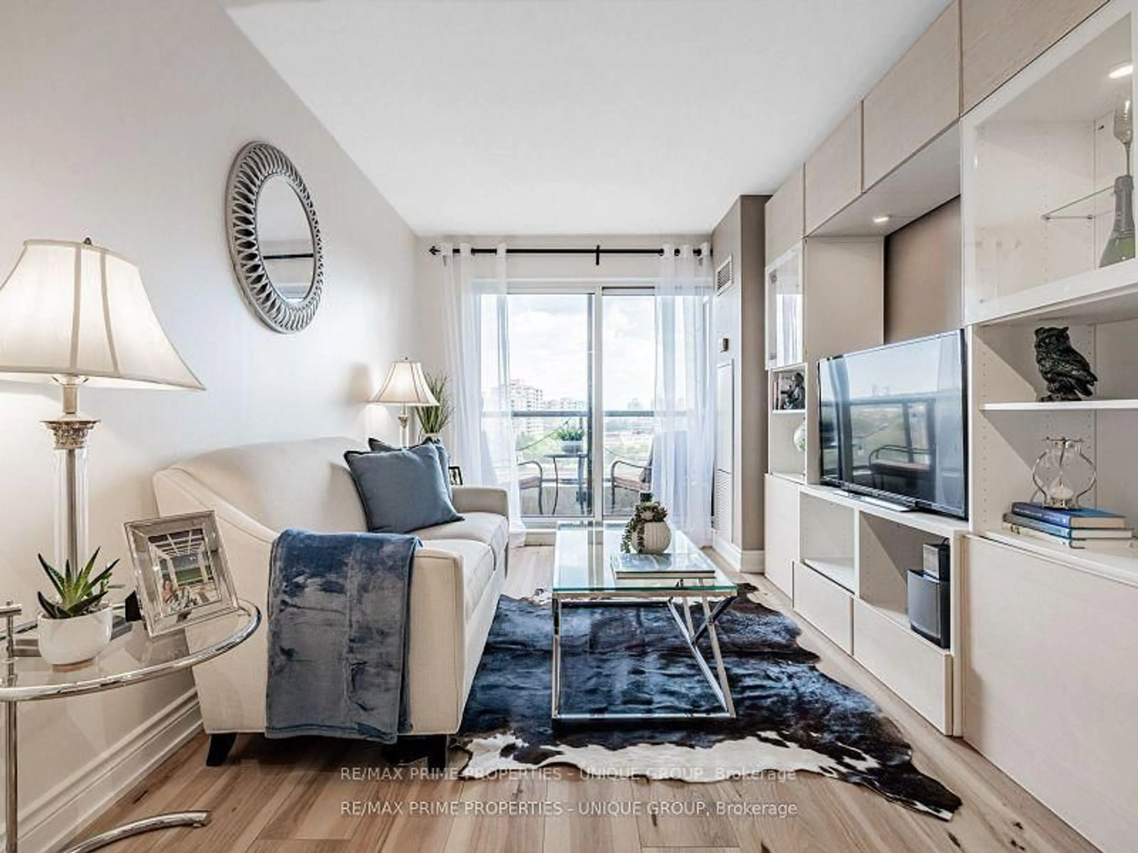 Living room with furniture, unknown for 18 Harding Blvd #709, Richmond Hill Ontario L4C 0T3