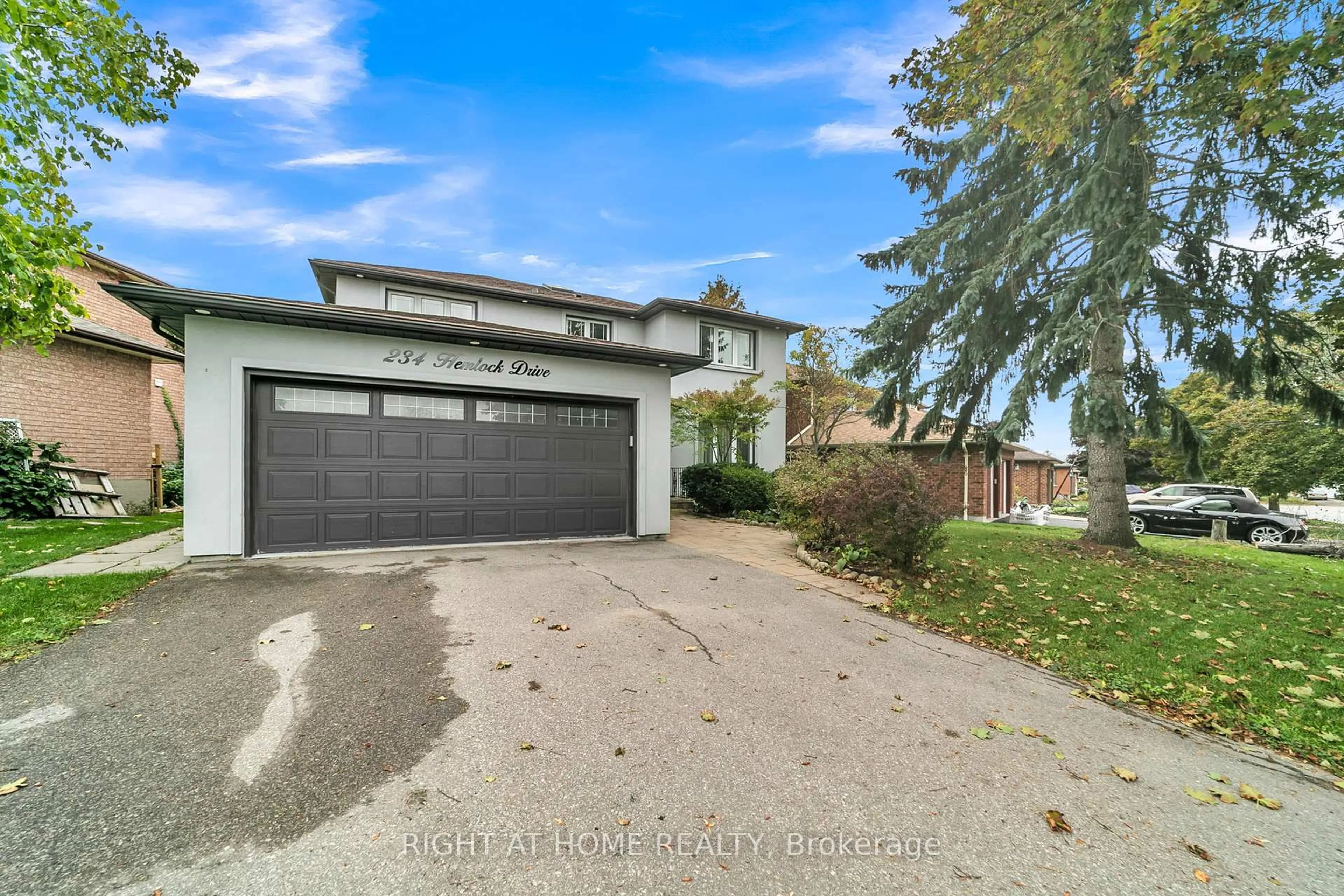 A pic from outside/outdoor area/front of a property/back of a property/a pic from drone, street for 234 Hemlock Dr, Whitchurch-Stouffville Ontario L4A 5A5