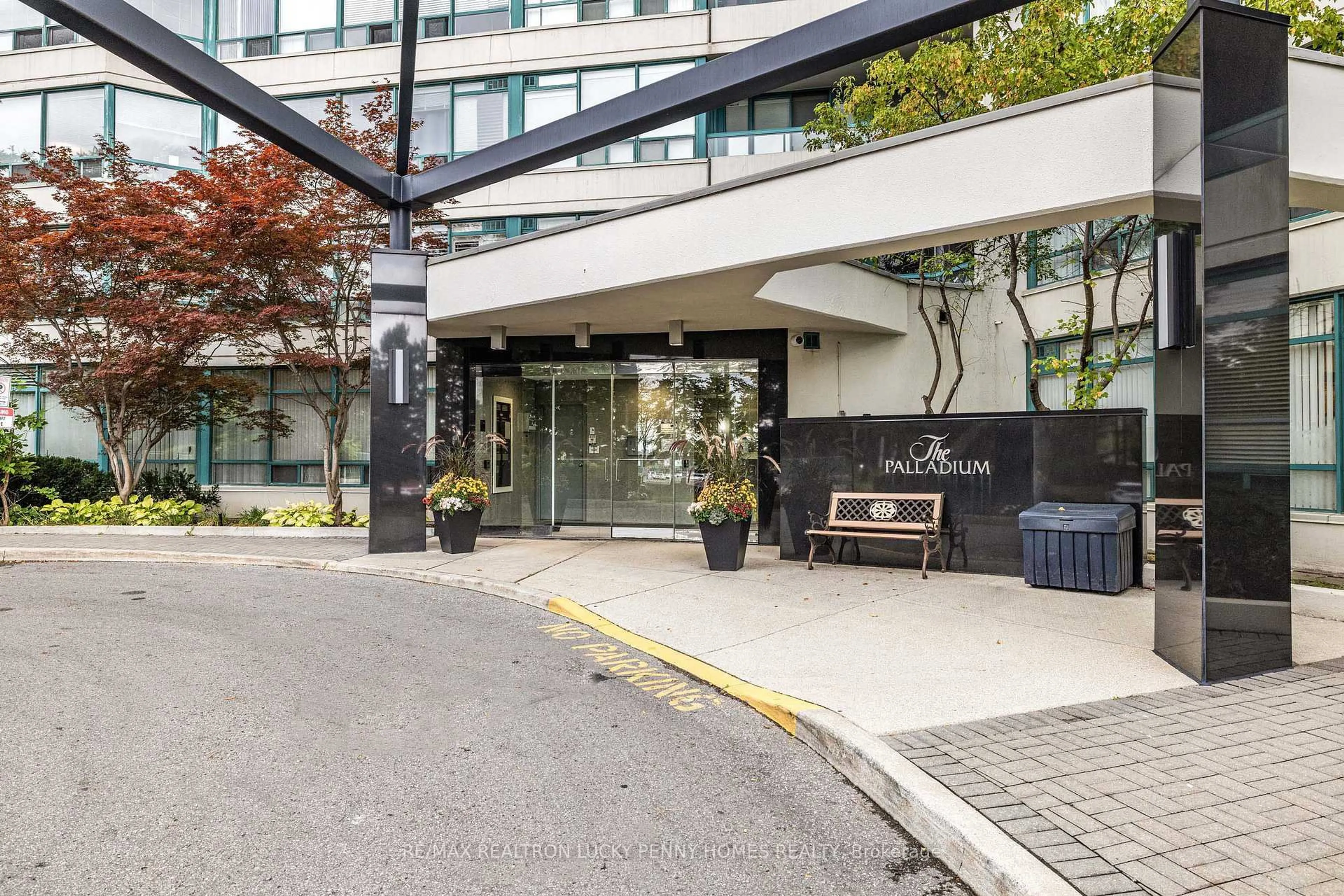 Patio, street for 7250 Yonge St #804, Vaughan Ontario L4J 7X1