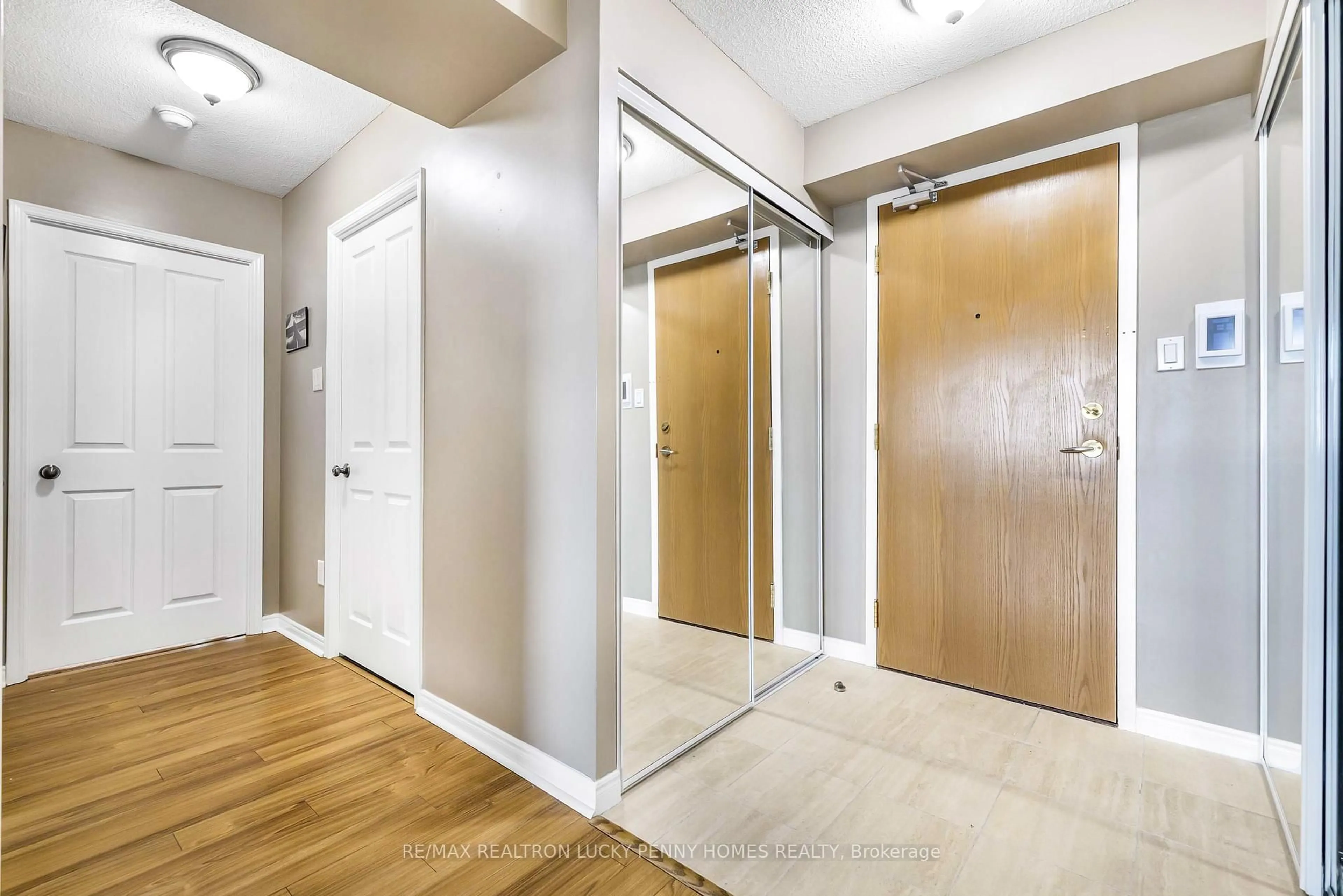 Indoor entryway for 7250 Yonge St #804, Vaughan Ontario L4J 7X1