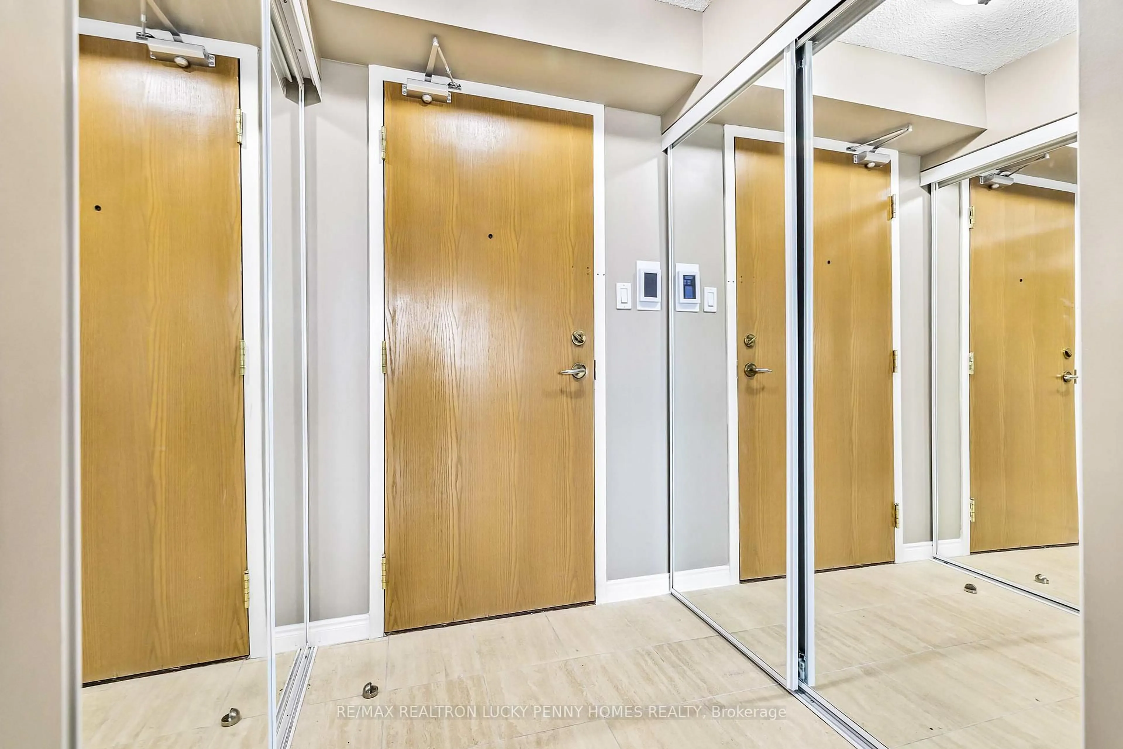 Indoor foyer for 7250 Yonge St #804, Vaughan Ontario L4J 7X1