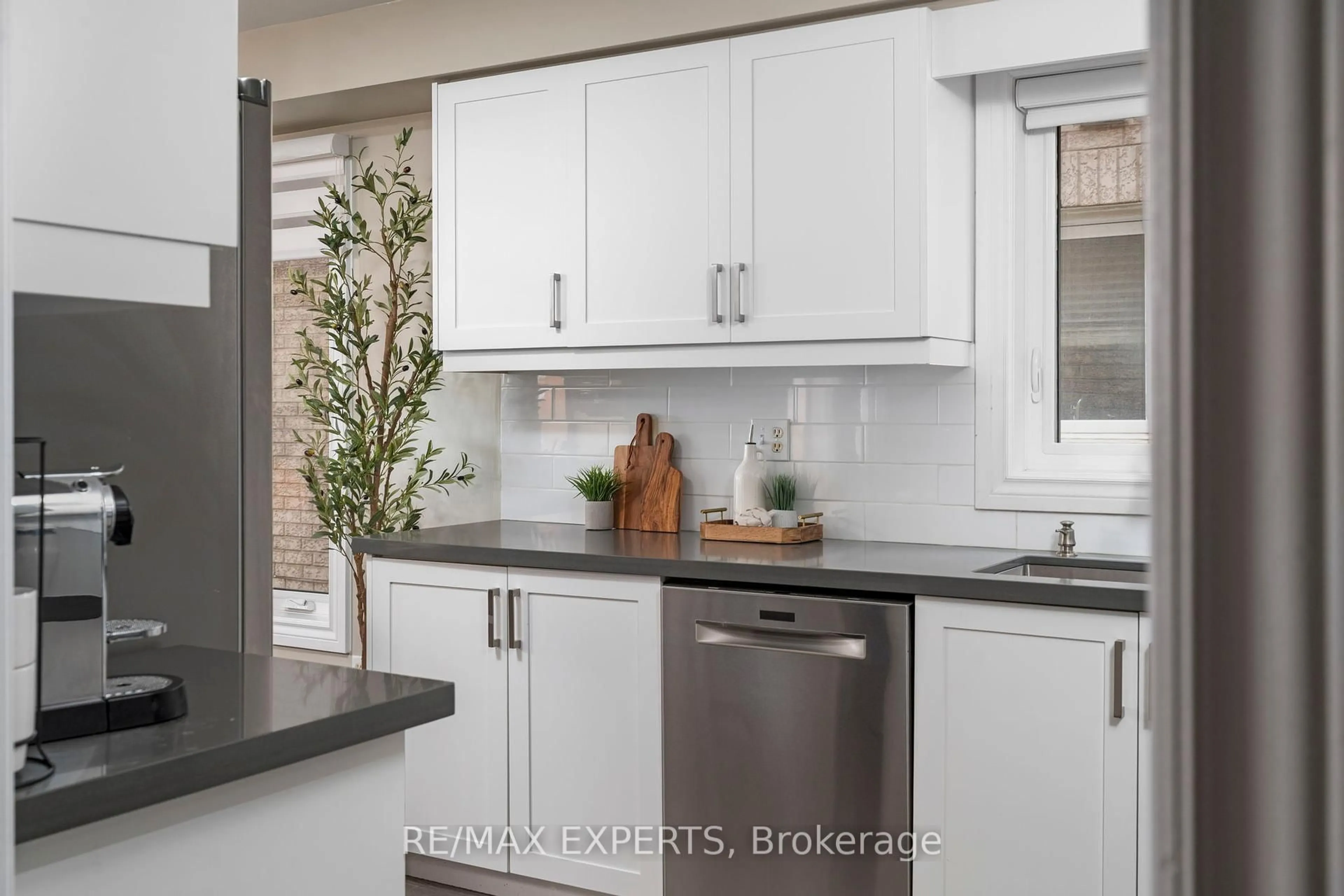 Contemporary kitchen, ceramic/tile floor for 157 Primeau Dr, Aurora Ontario L4G 6Z6
